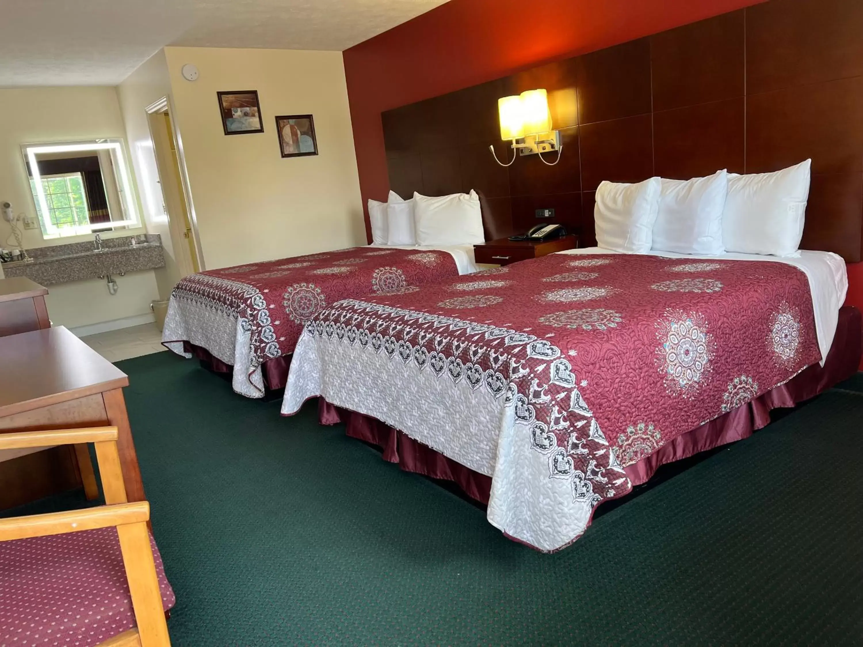Bed in Surry Inn - Dobson