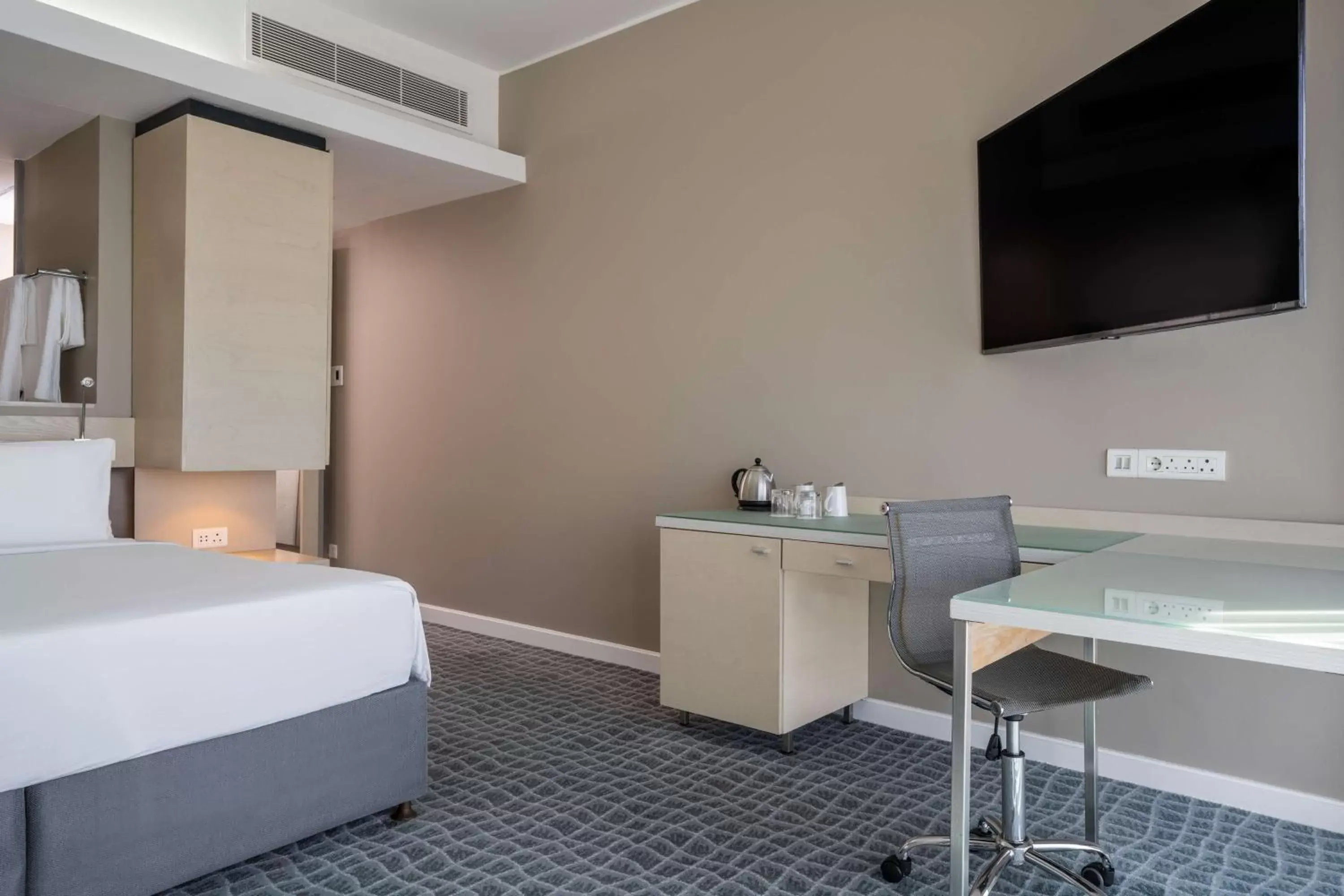 Bedroom, TV/Entertainment Center in Radisson Blu Hotel, Port Elizabeth