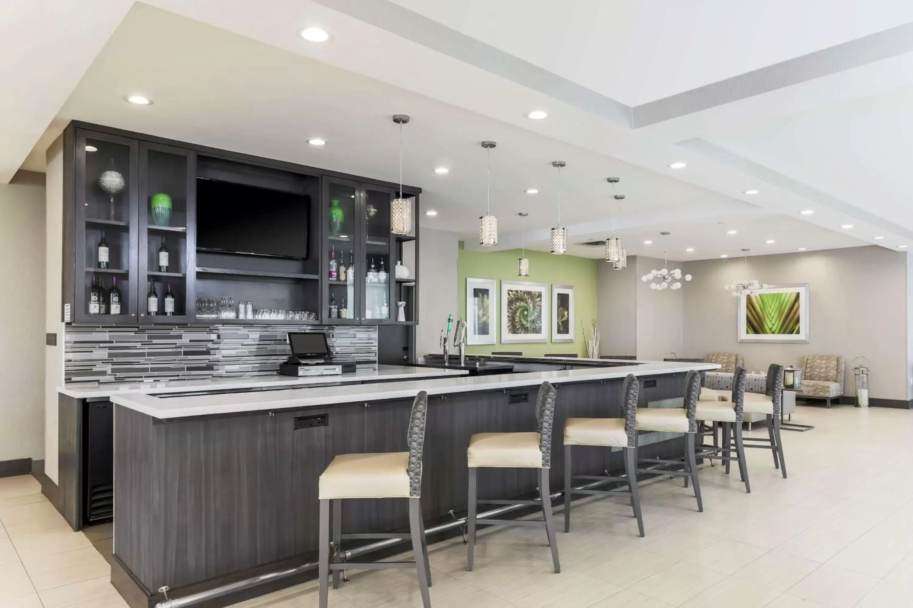 Lounge or bar in Hilton Garden Inn Ardmore Lounge or bar in Hilton Garden Inn Ardmore
