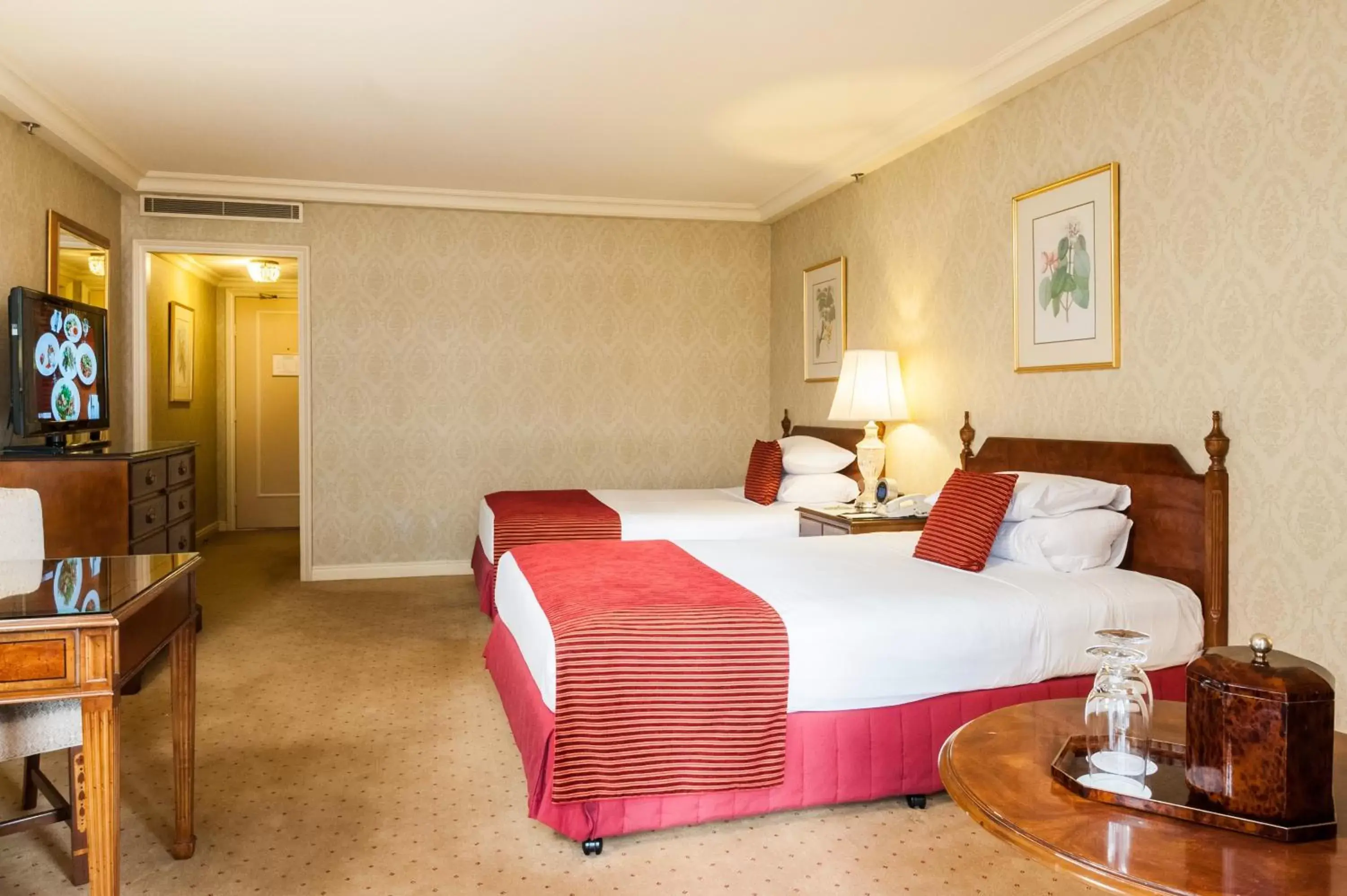 Photo of the whole room, Bed in Sir Stamford Circular Quay