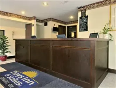 Lobby/Reception in Days Inn & Suites by Wyndham Youngstown / Girard Ohio