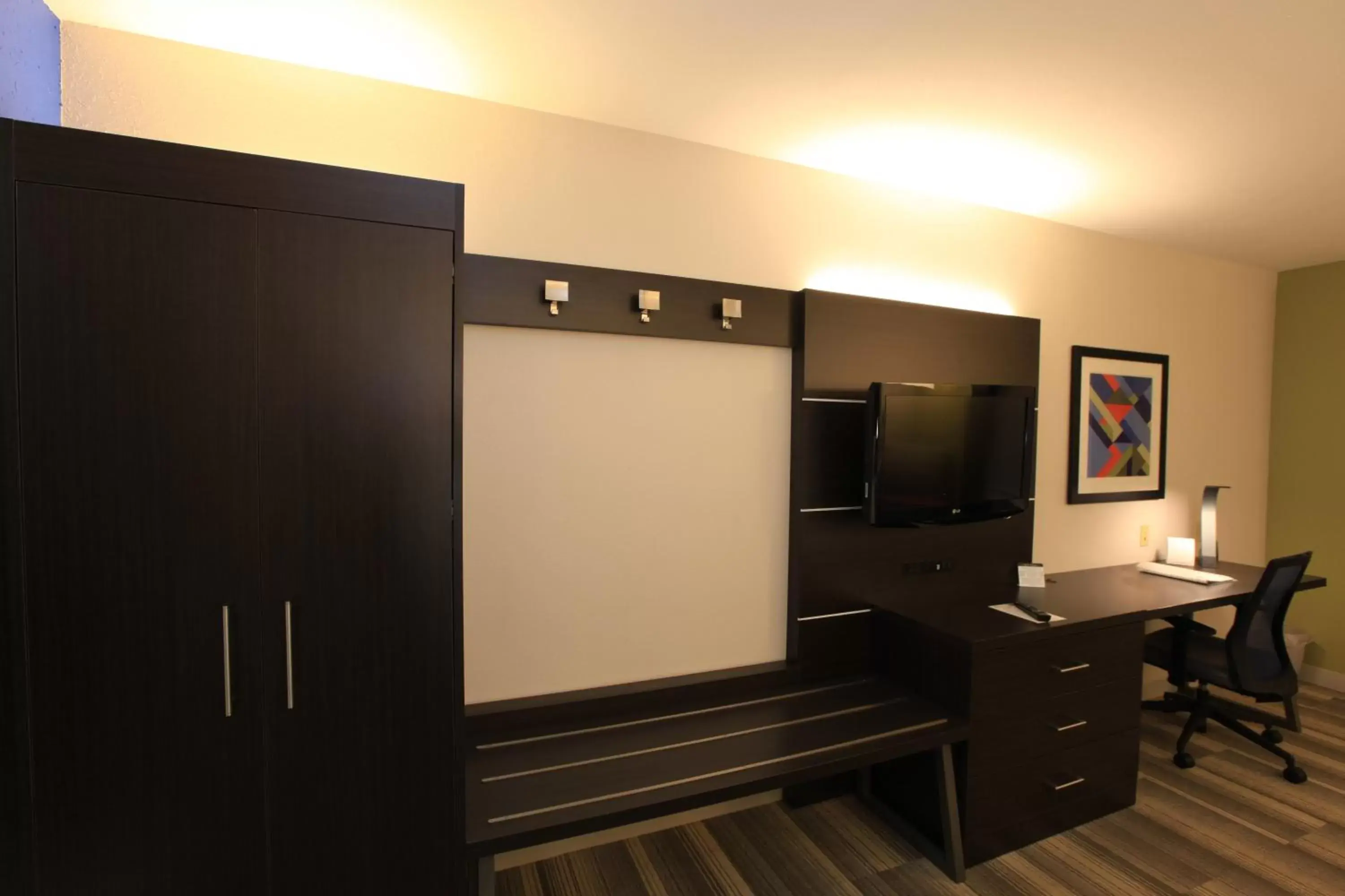 Photo of the whole room, TV/Entertainment Center in Holiday Inn Express & Suites Chattanooga-Hixson, an IHG Hotel