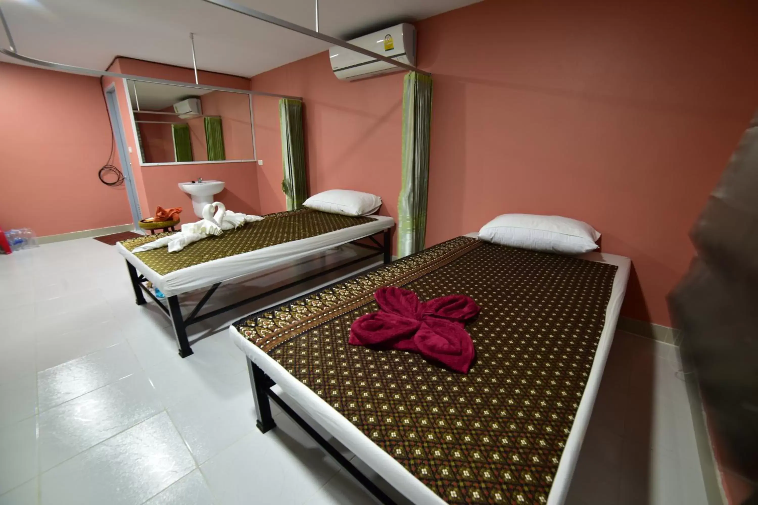 Massage, Bed in Gold Airport Suites
