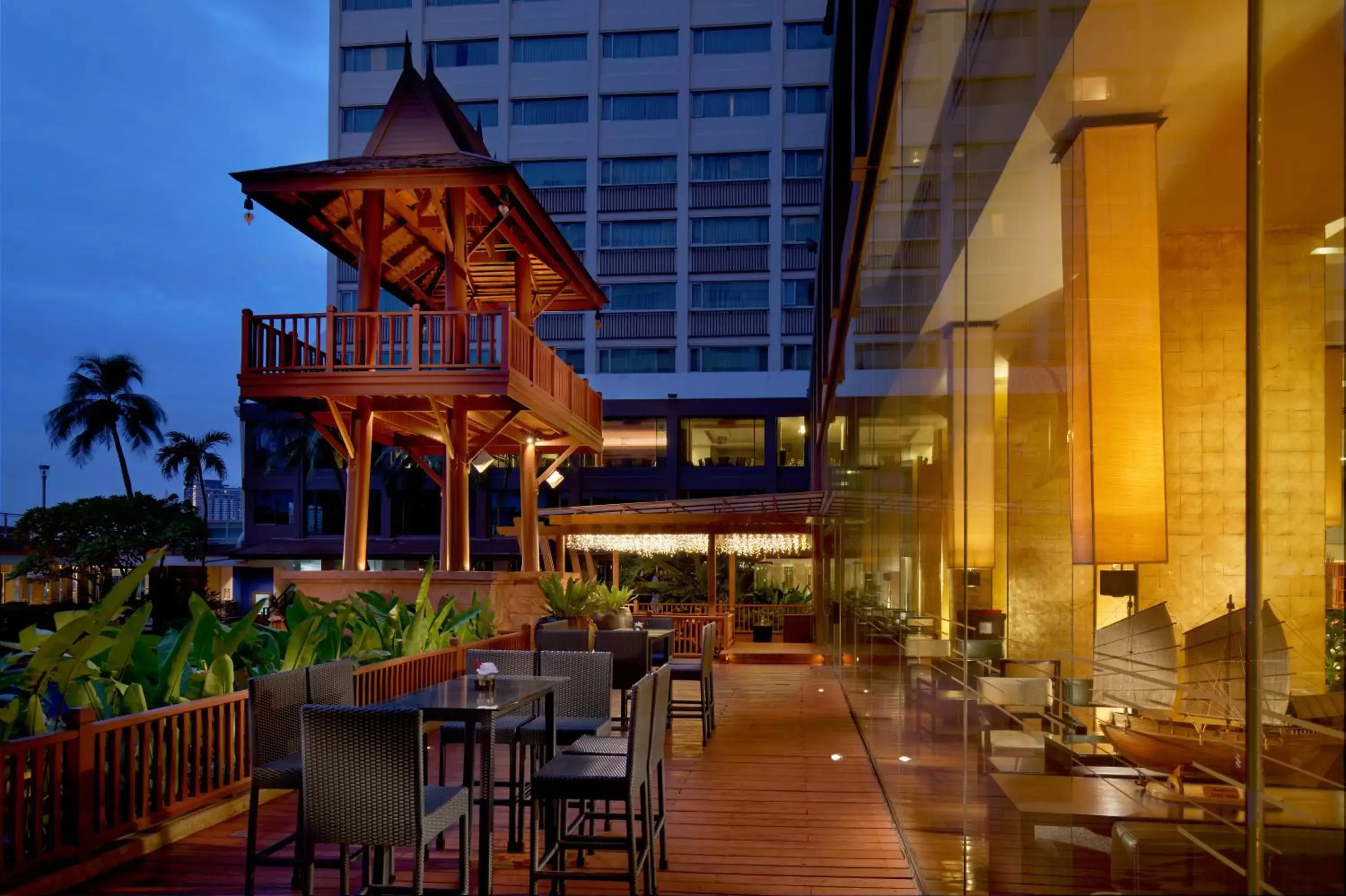 Lounge or bar, Restaurant/Places to Eat in Ramada Plaza by Wyndham Bangkok Menam Riverside