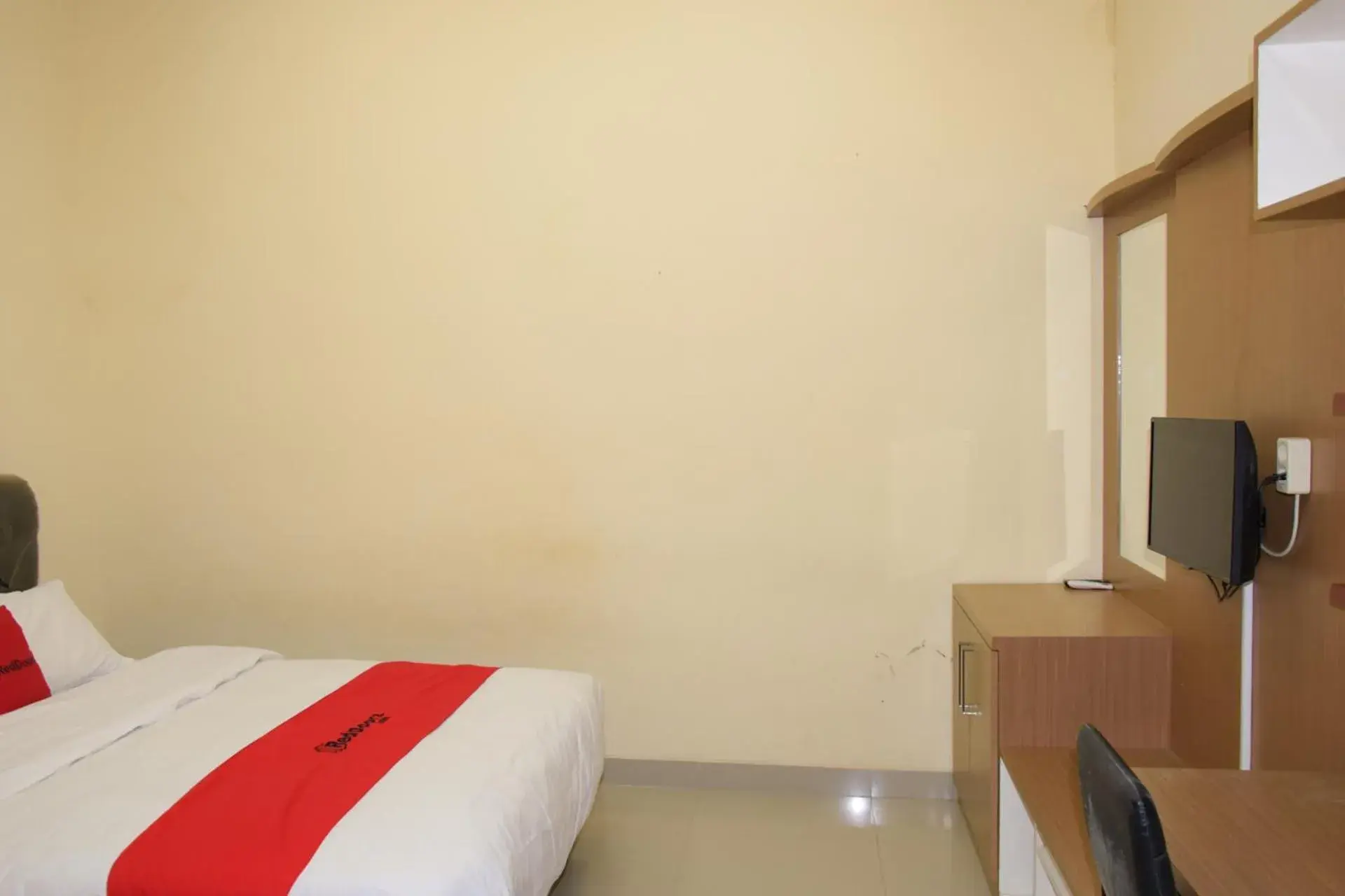 Bedroom, Bed in RedDoorz Syariah near Jogja City Mall 2