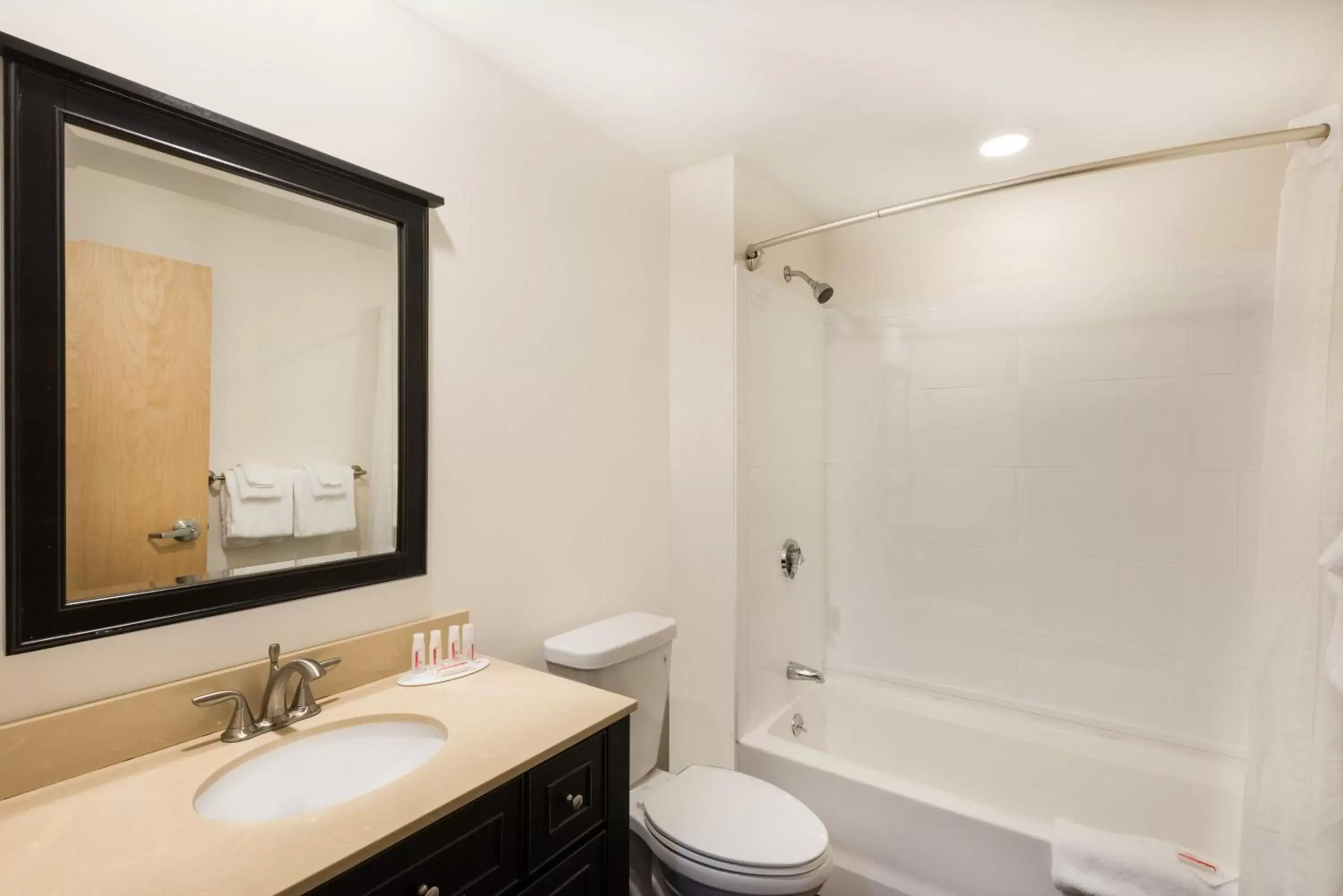 Queen Room - Non-Smoking in Howard Johnson by Wyndham Quincy/ Boston Queen Room - Non-Smoking in Howard Johnson by Wyndham Quincy/ Boston