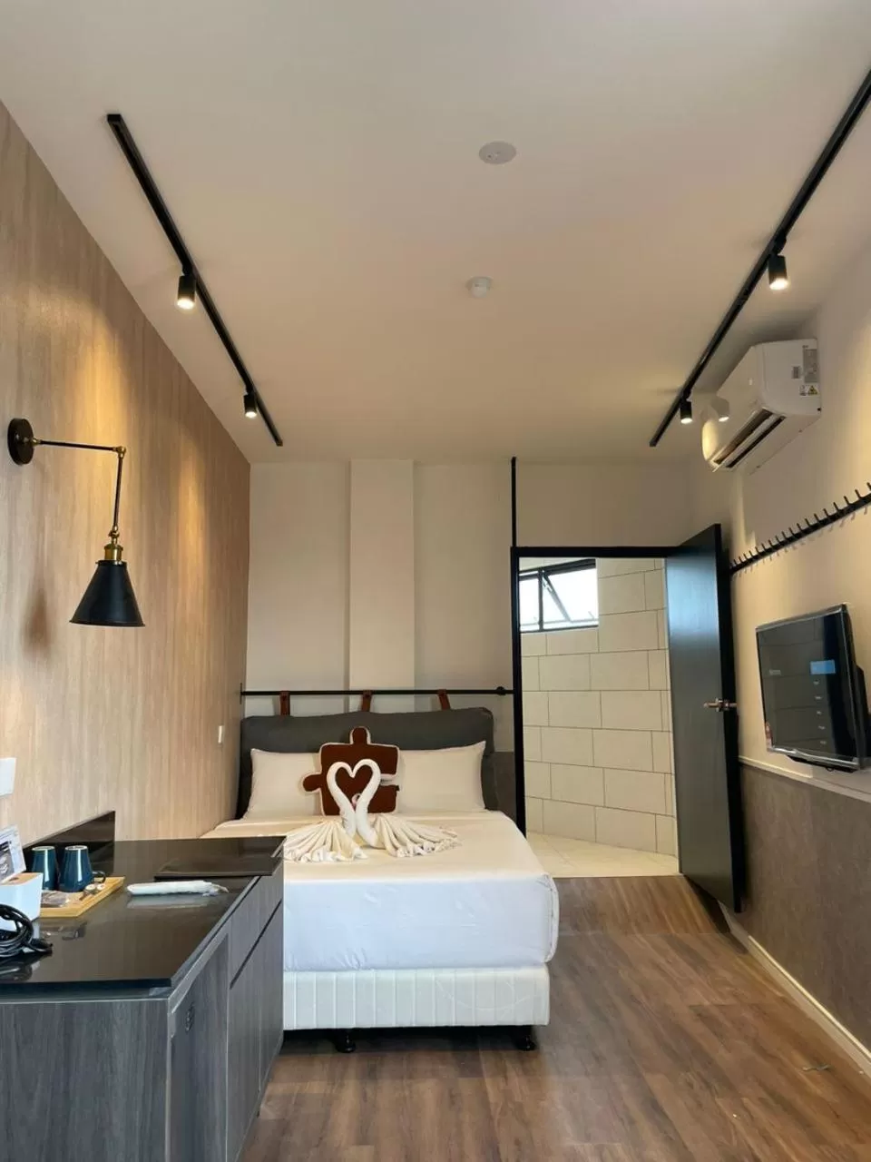 Photo of the whole room, Bed in Bagan Suite