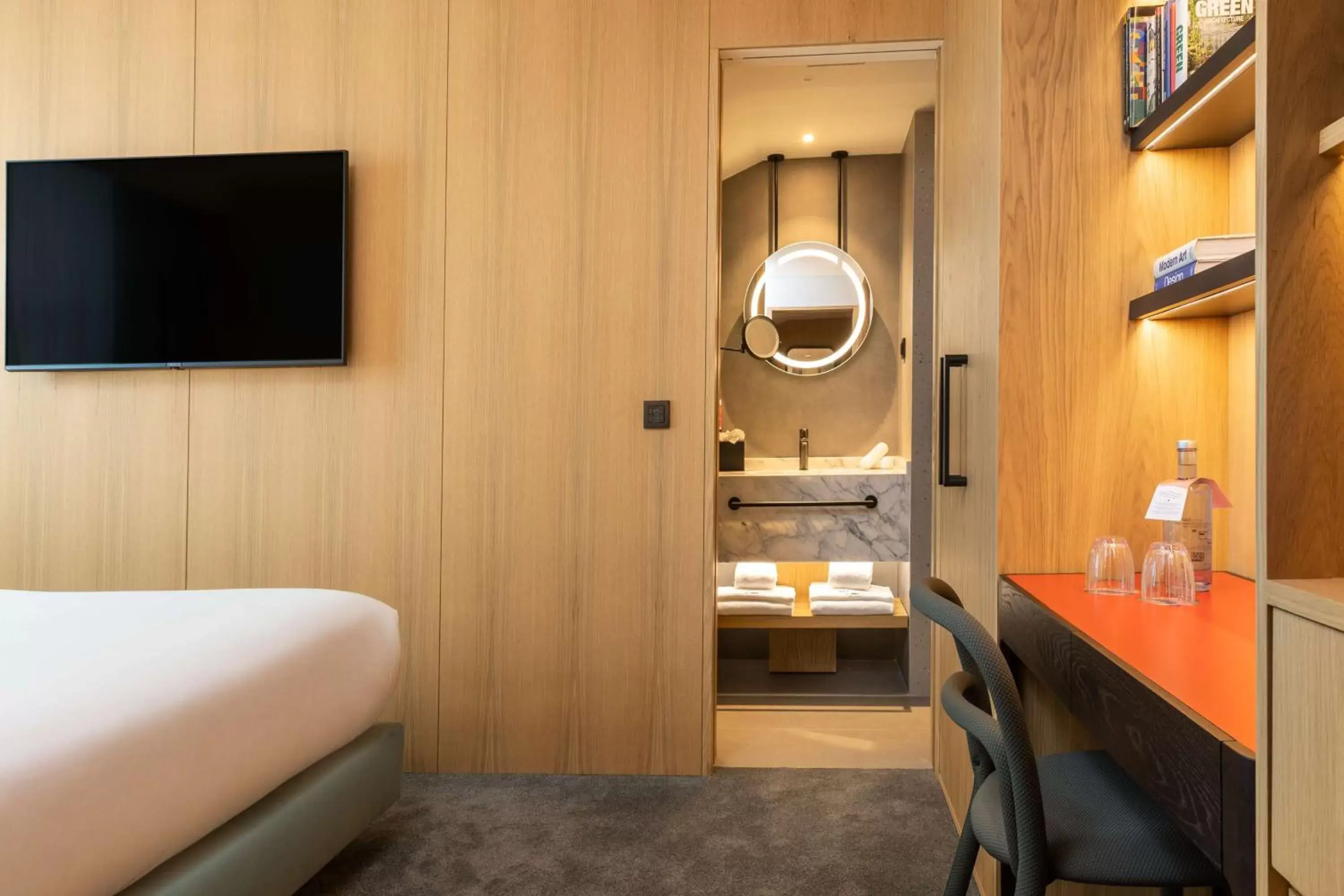 Bedroom, TV/Entertainment Center in Arts Hotel Porto, Tapestry Collection By Hilton