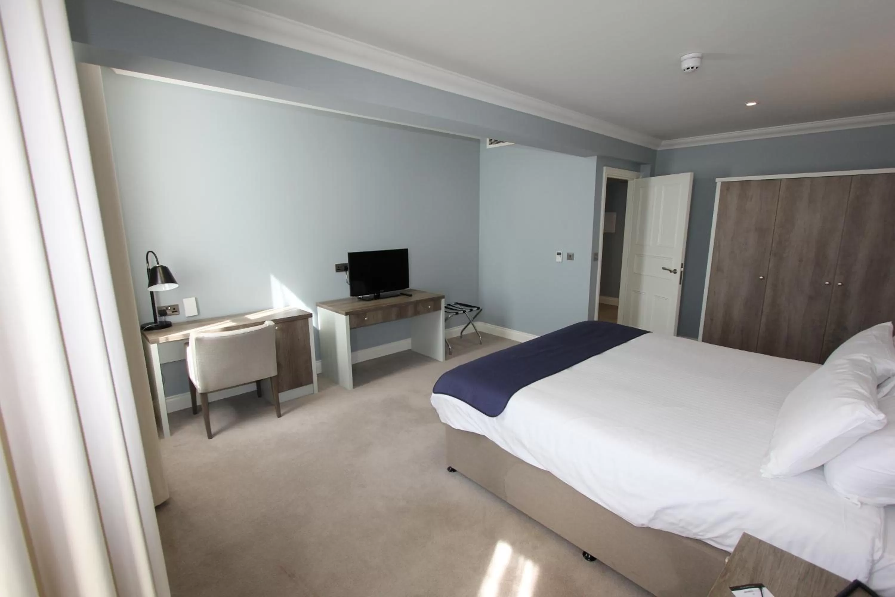 Bedroom, Bed in Yarrow Hotel