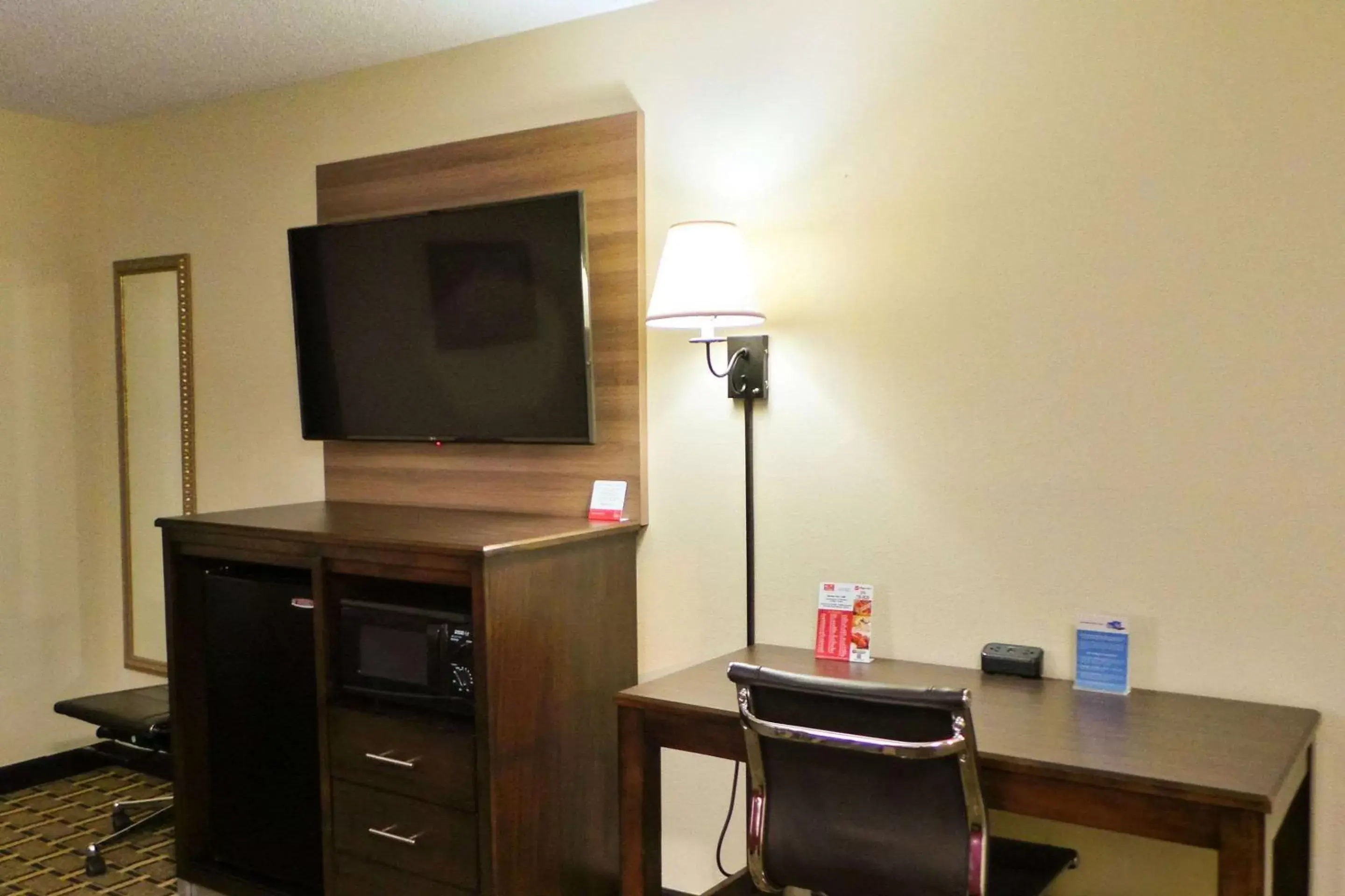 Photo of the whole room, TV/Entertainment Center in Econo Lodge Russellville