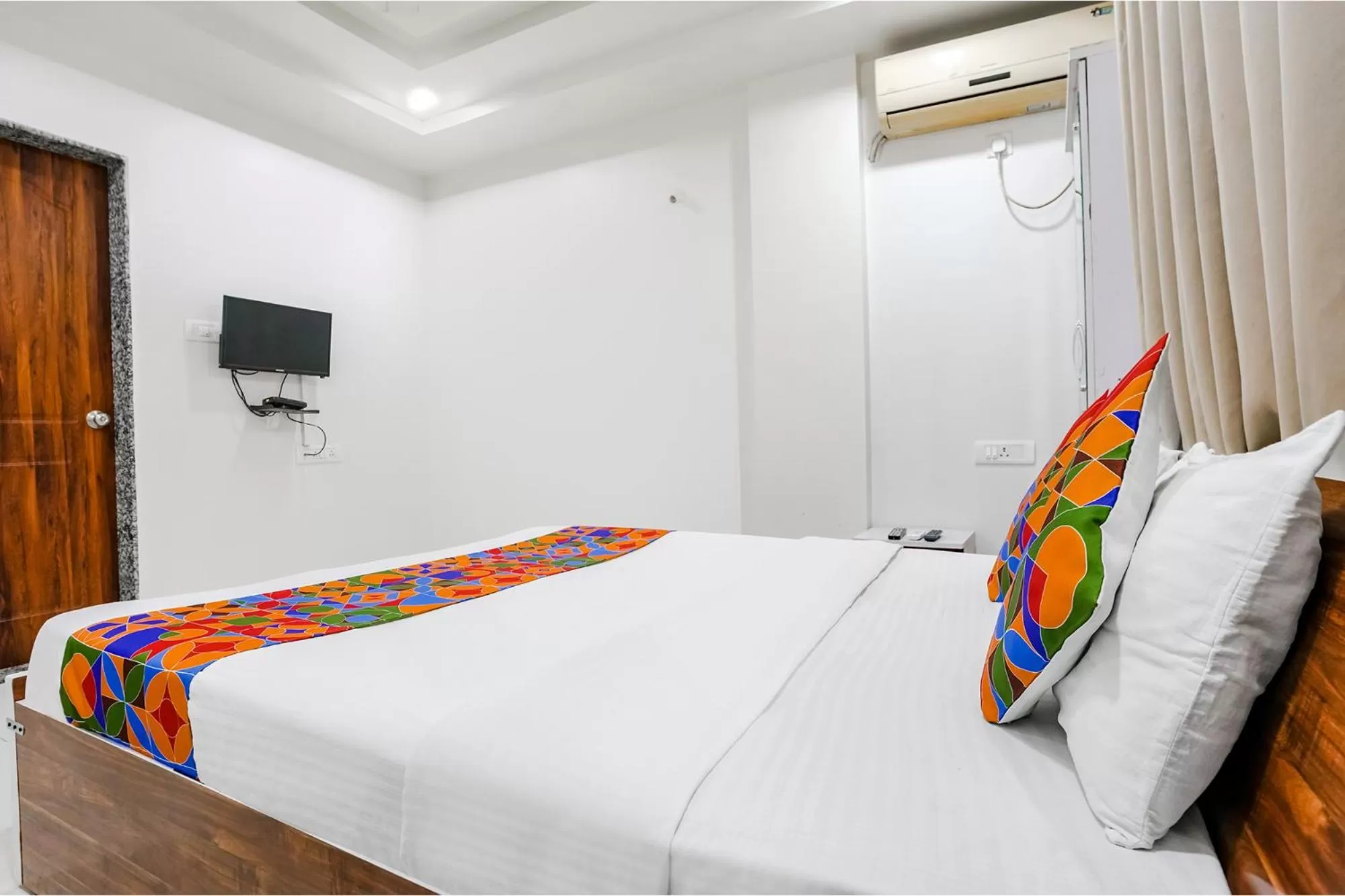 Communal lounge/ TV room, Bed in FabHotel Omkar Executive