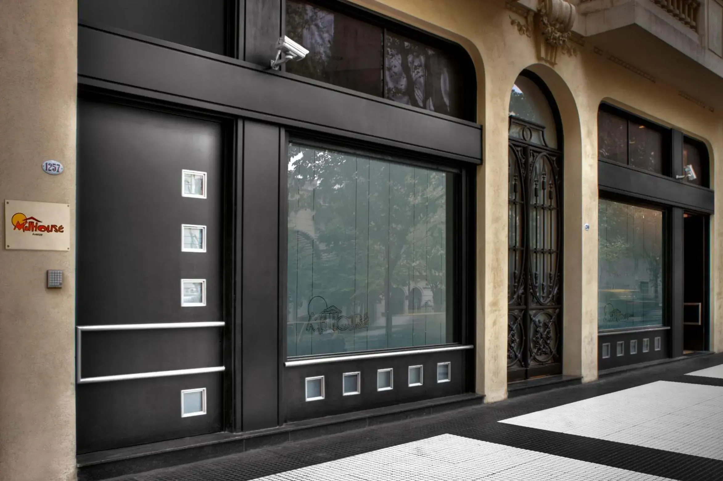 Facade/entrance in Milhouse Avenue Facade/entrance in Milhouse Avenue