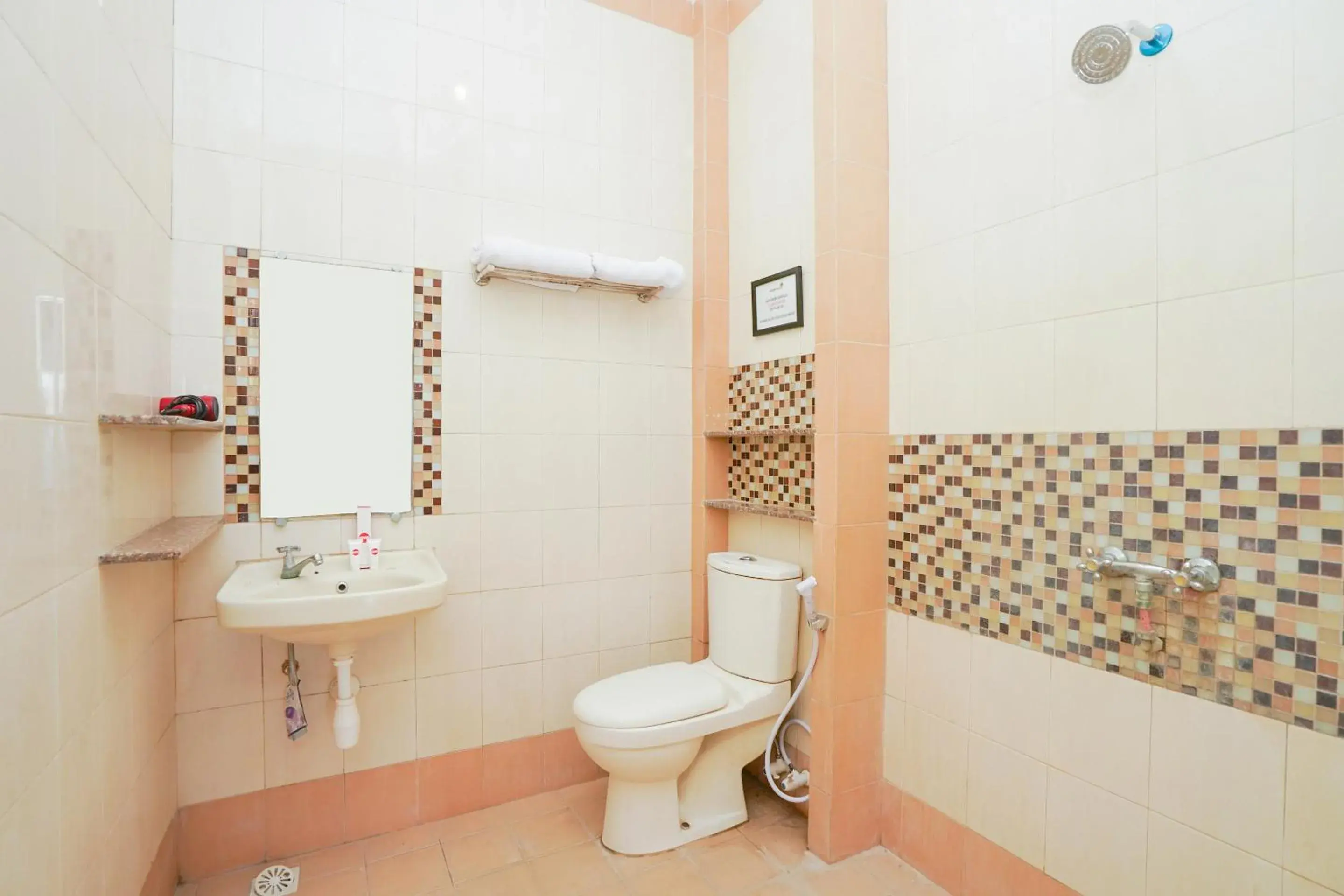 Bathroom in Super OYO 2075 Graha Marina