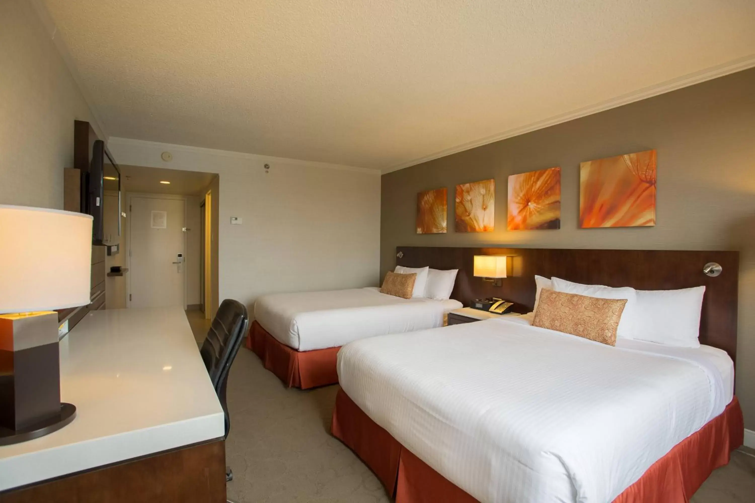 Photo of the whole room, Bed in Delta Hotels by Marriott Saguenay Conference Centre