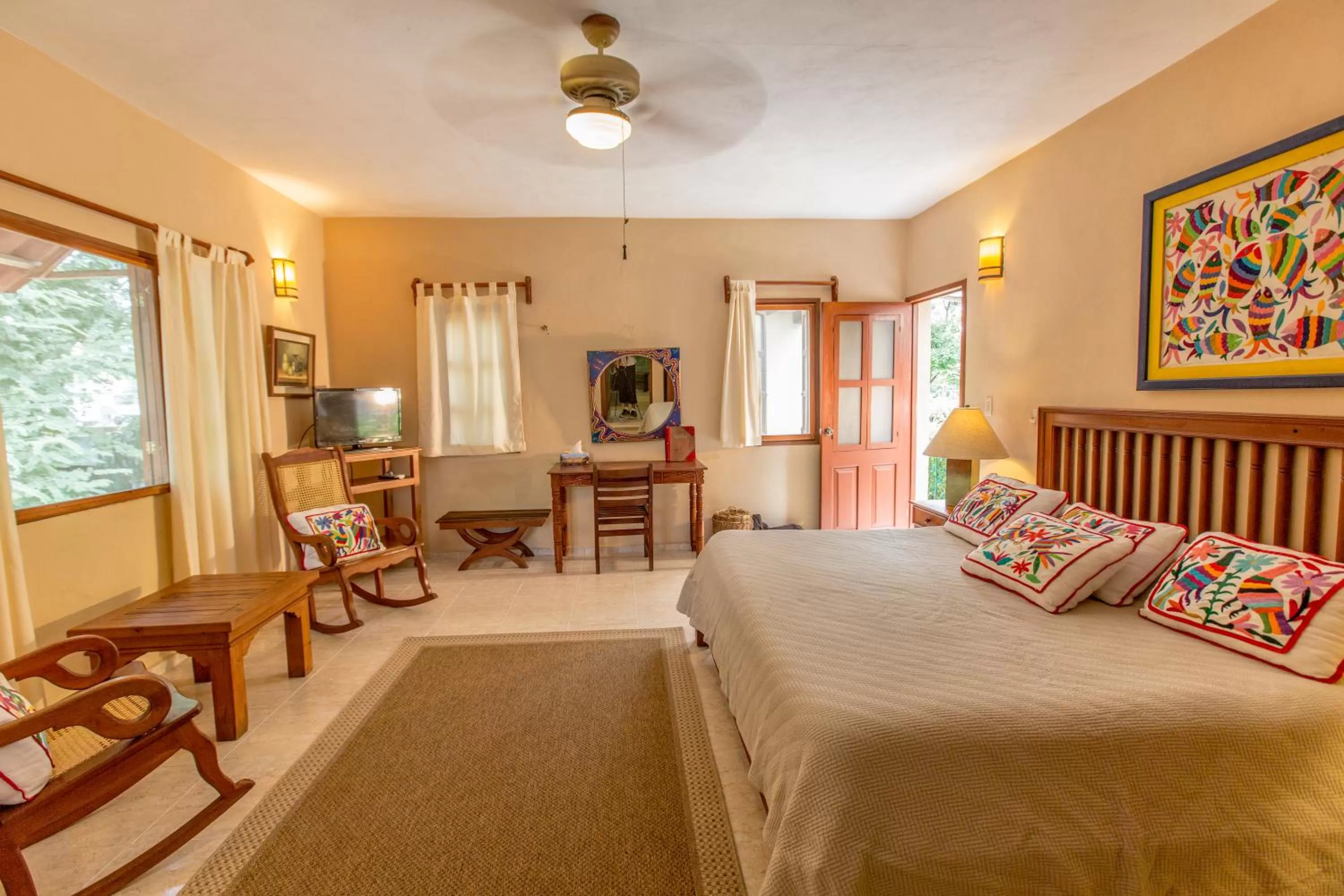 Photo of the whole room, Bed in Casa Quetzal Hotel