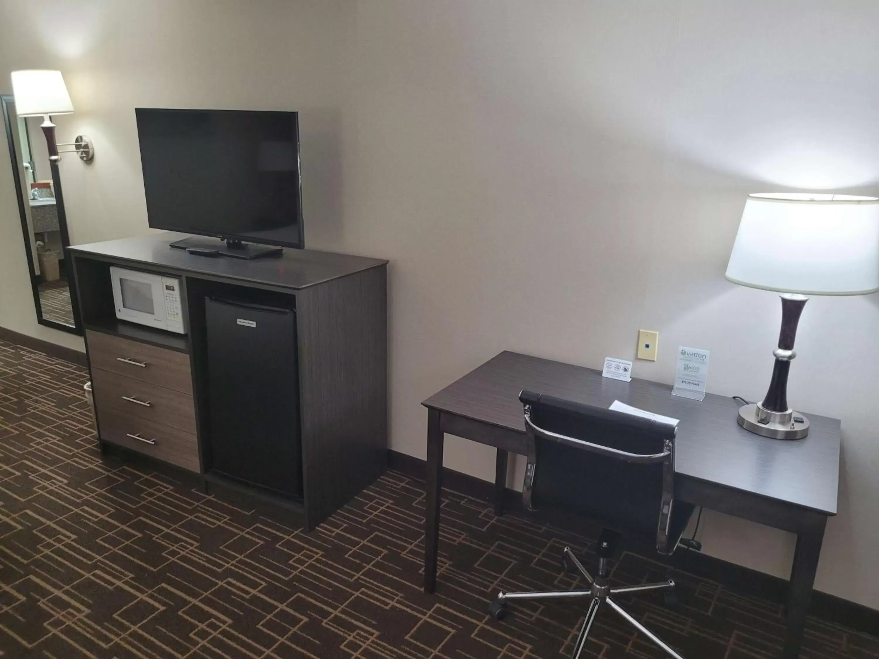 TV and multimedia, TV/Entertainment Center in Best Western Airport Inn