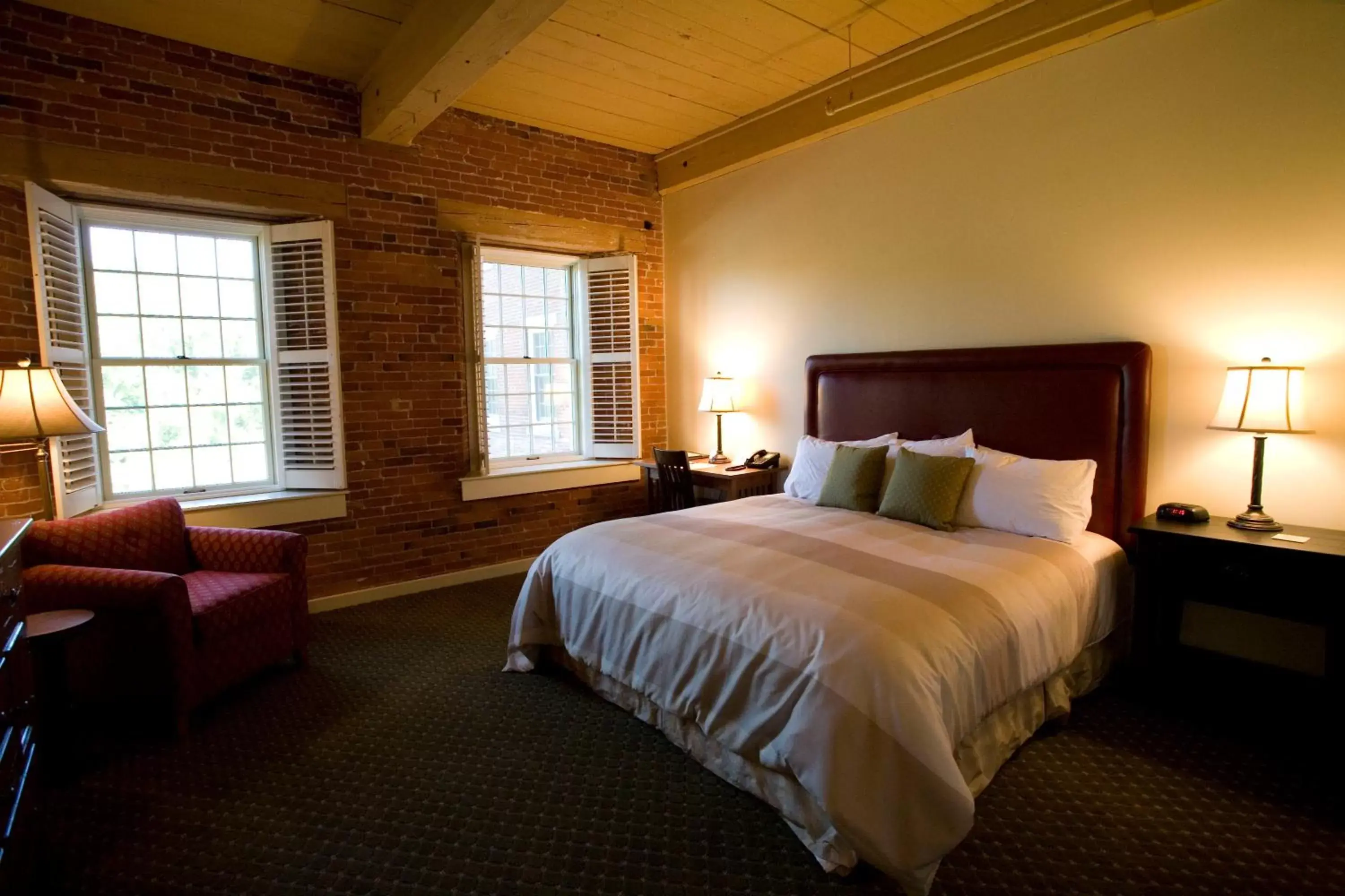 Bedroom, Bed in The Common Man Inn & Restaurant