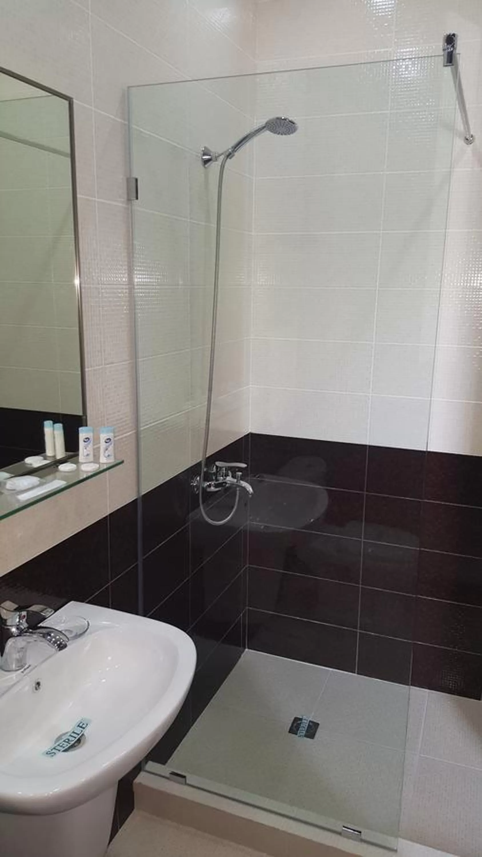 Shower, Bathroom in Eridana Hotel