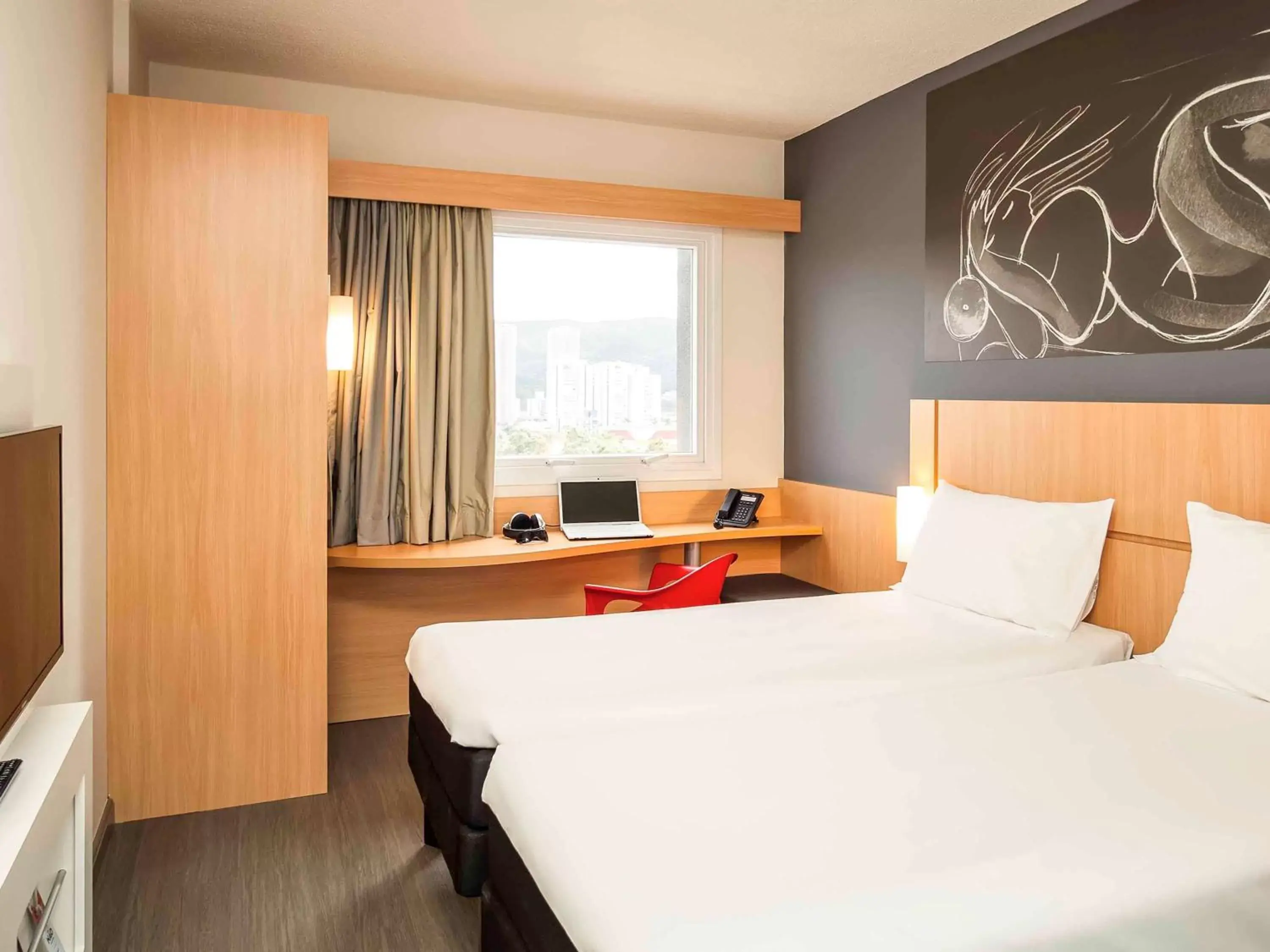Photo of the whole room, Bed in ibis Annecy Centre Vieille Ville