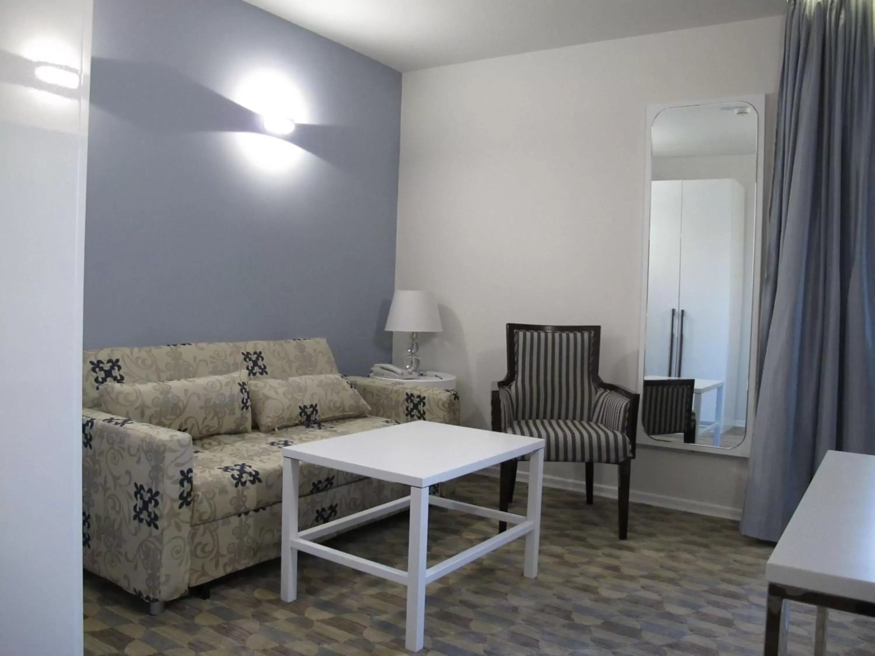 Photo of the whole room, Seating Area in Best Western Regency Suites