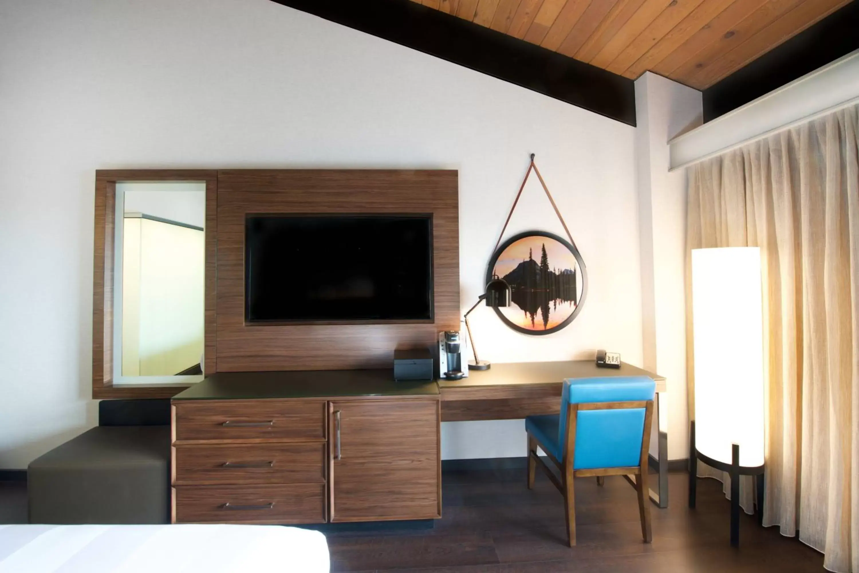 Photo of the whole room, TV/Entertainment Center in Seattle Airport Marriott