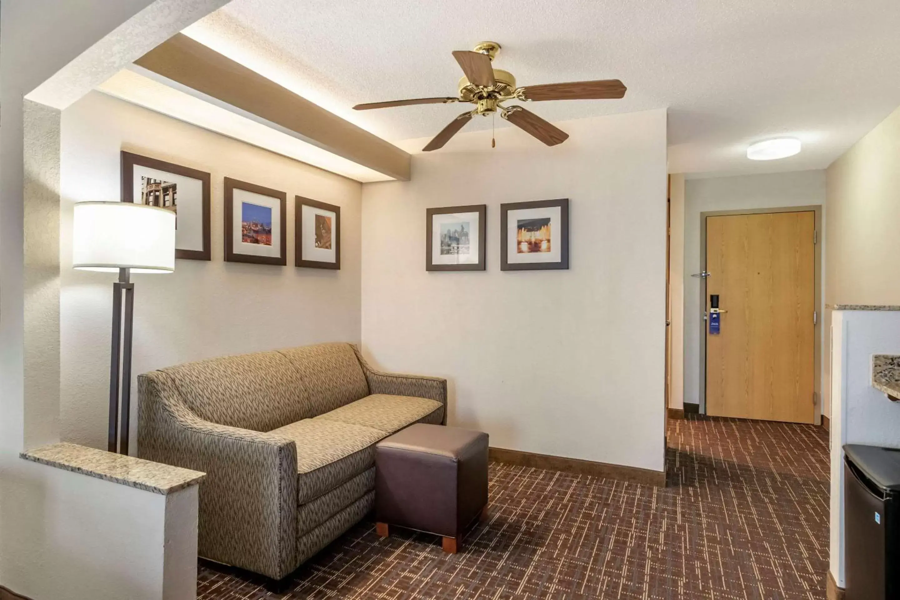 Photo of the whole room, Seating Area in Comfort Inn & Suites Lees Summit -Kansas City