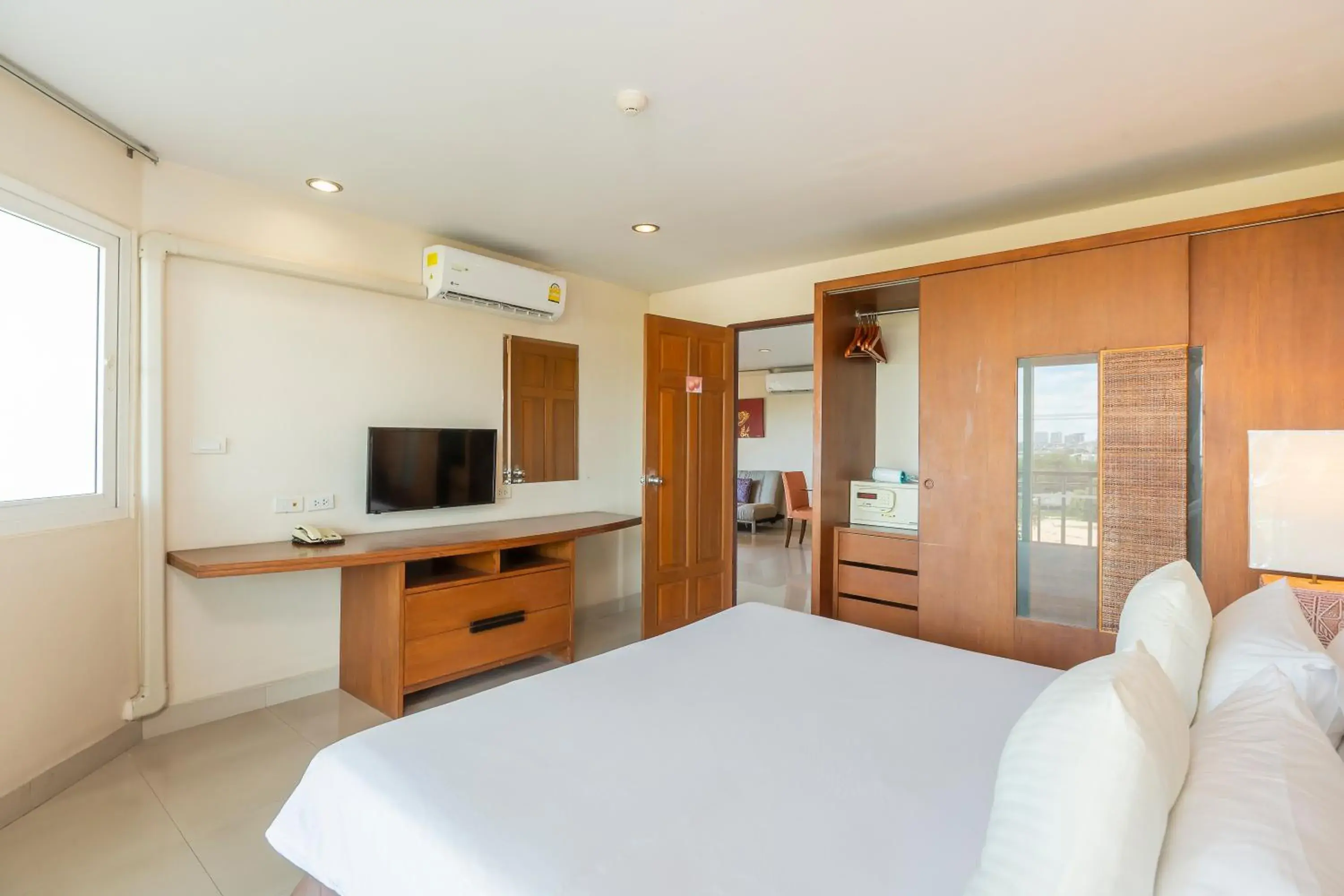 Bed, TV/Entertainment Center in Bella Villa Cabana