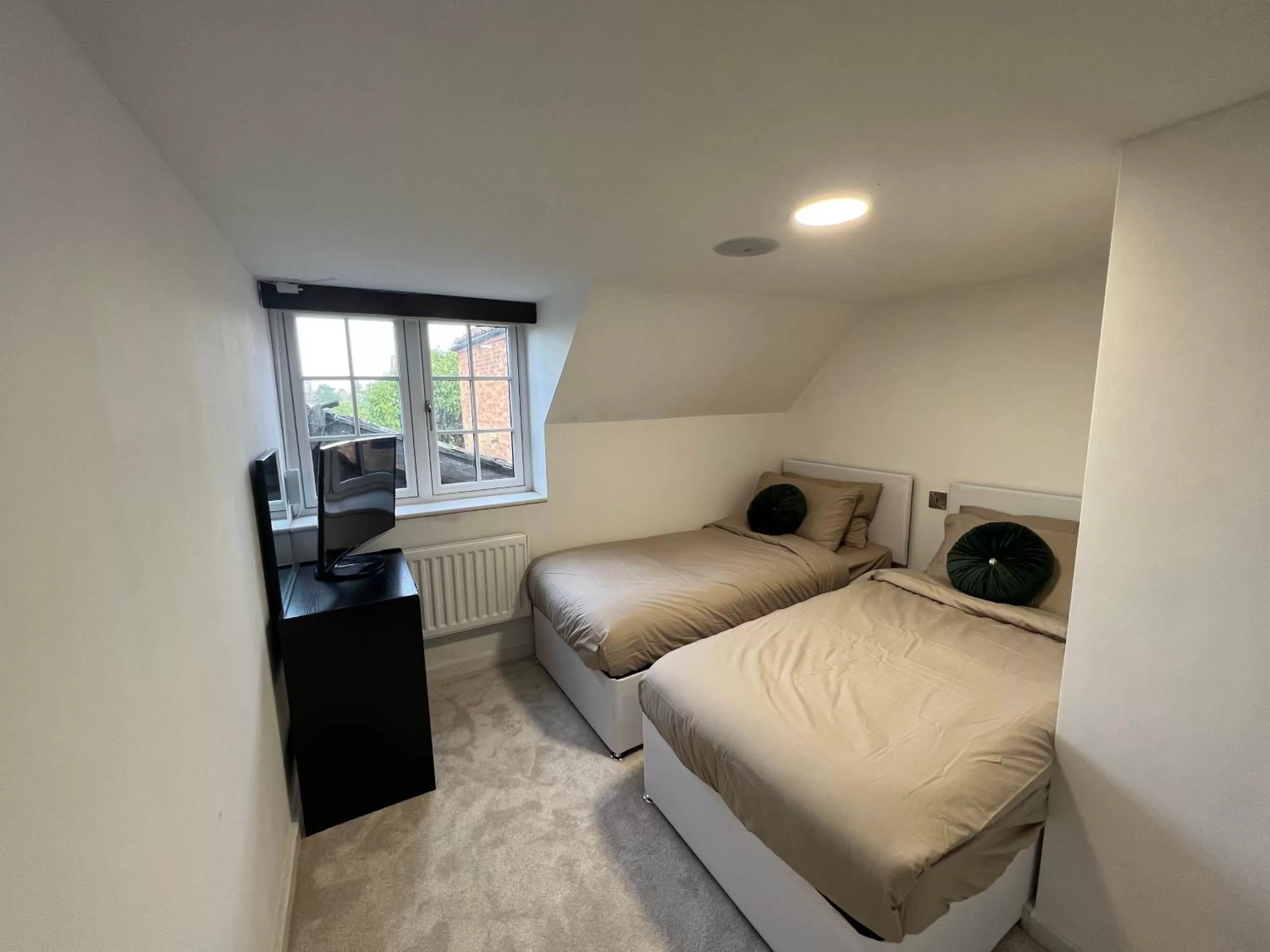 TV and multimedia, Bed in Tumbleweed Cottage