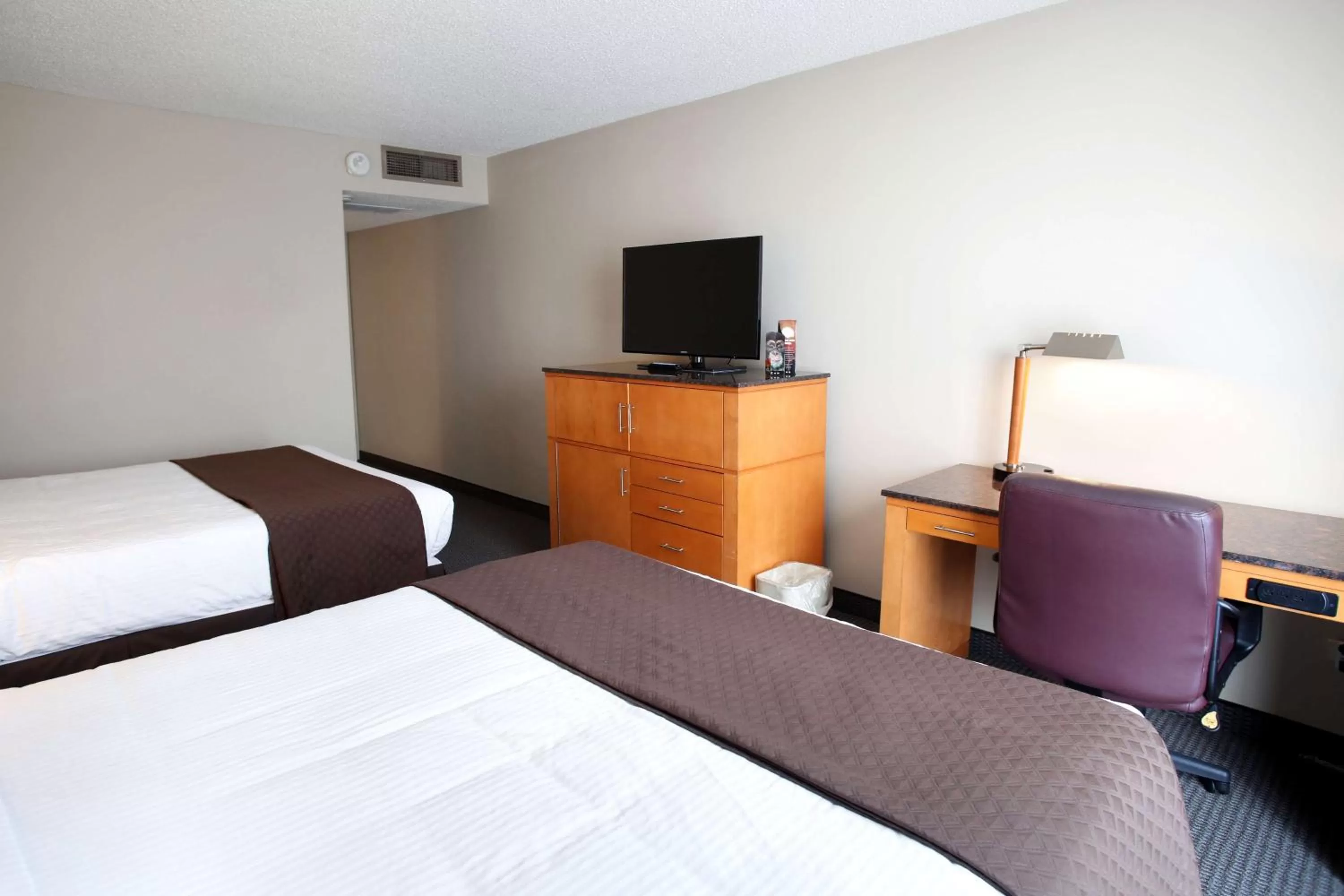 Bed in Red Lion Inn & Suites Olympia, Governor Hotel