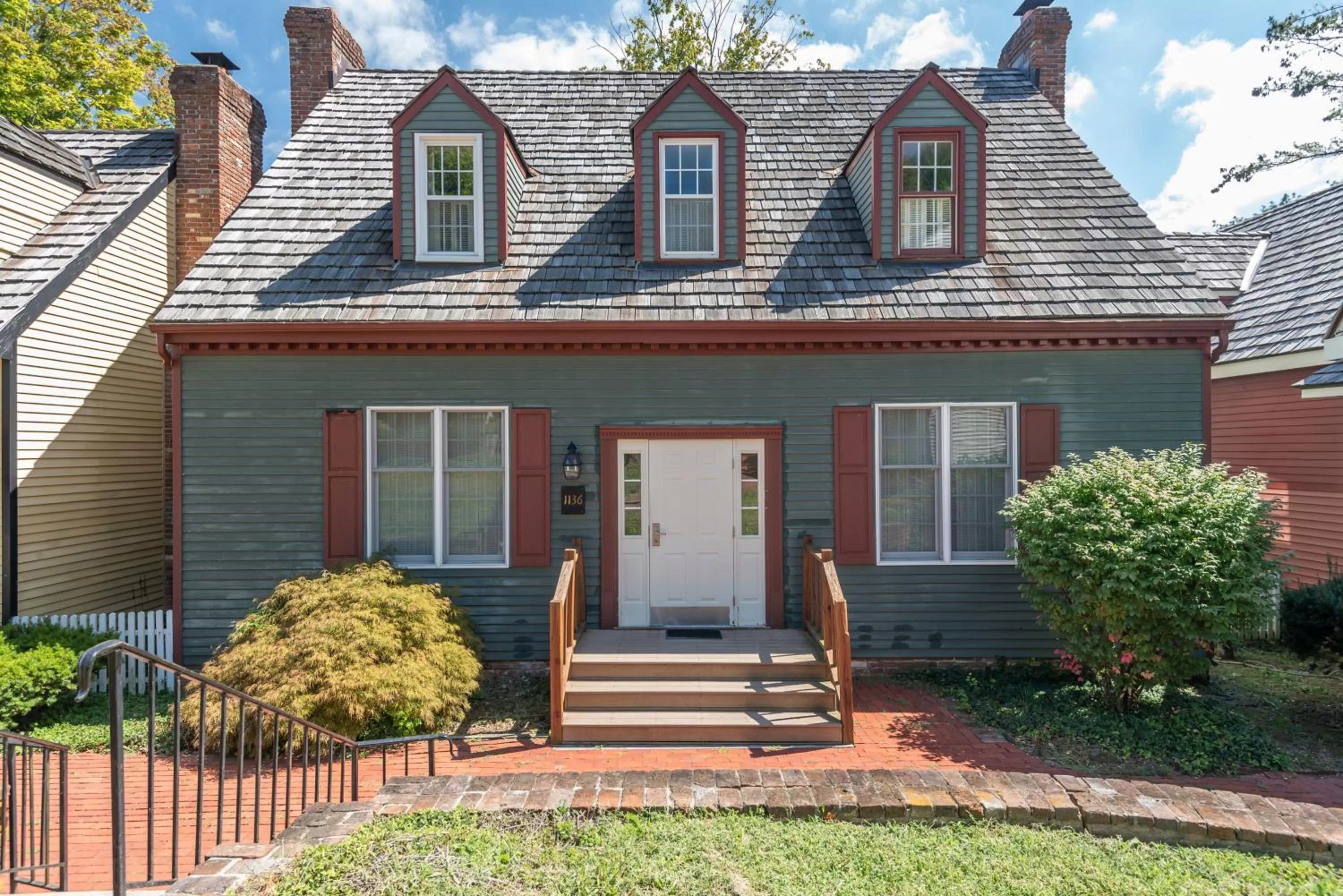 Facade/entrance in Century Suites Hotel