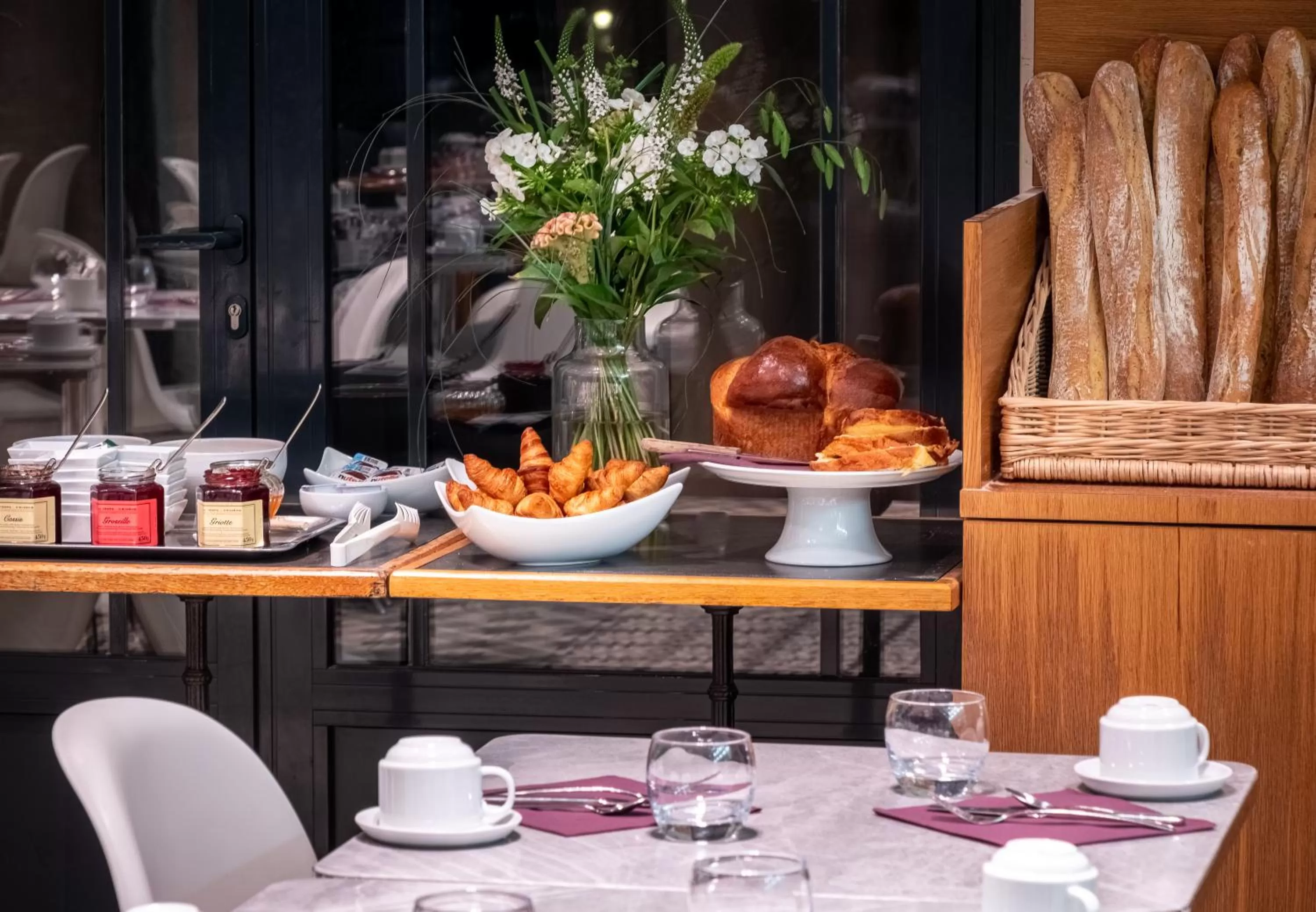 Buffet breakfast in L'Orangerie du Château des Reynats