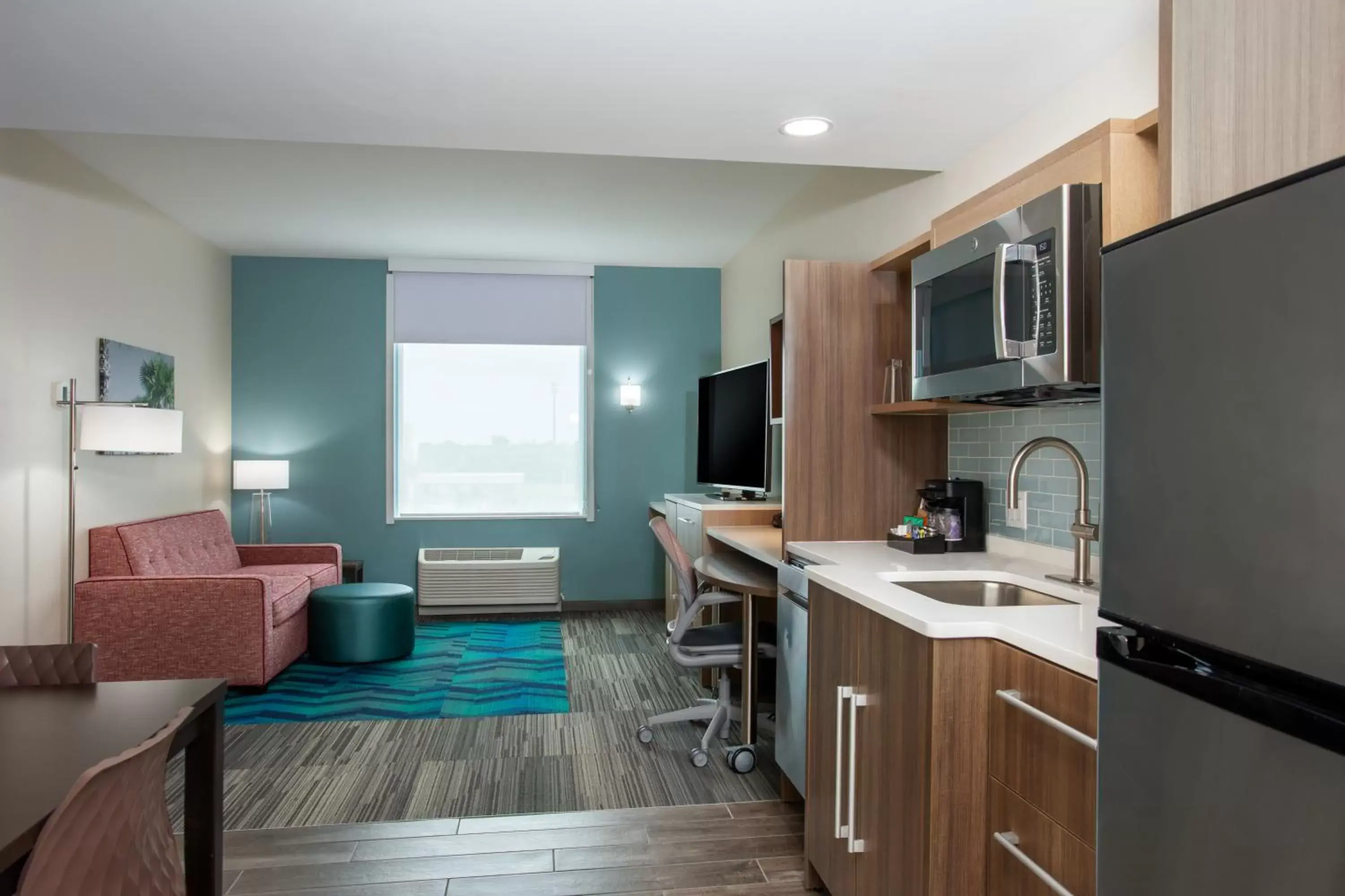 Living room, Kitchen/Kitchenette in Home2 Suites By Hilton Vero Beach I-95