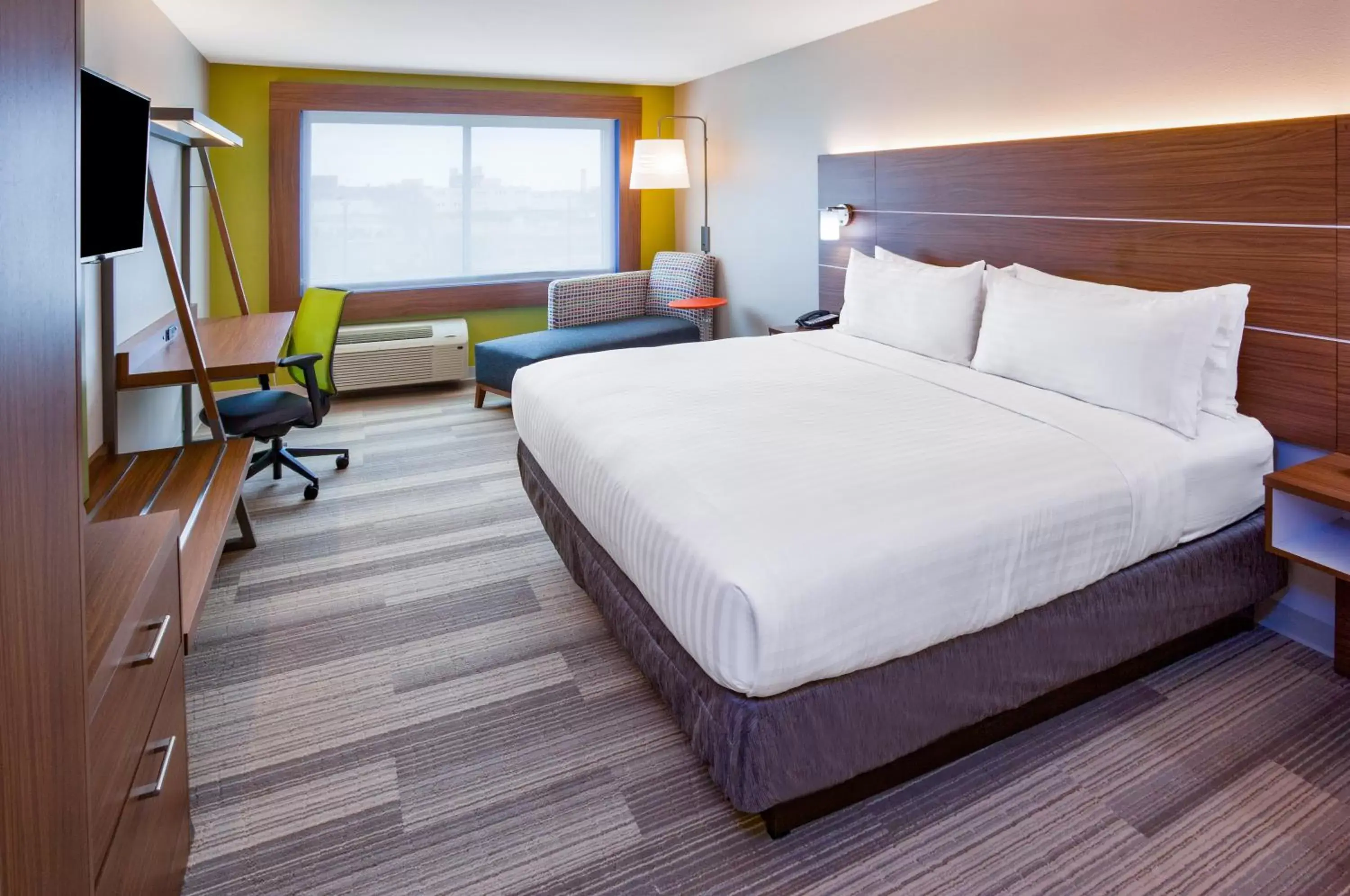 Photo of the whole room, Bed in Holiday Inn Express and Suites Des Moines Downtown, an IHG Hotel