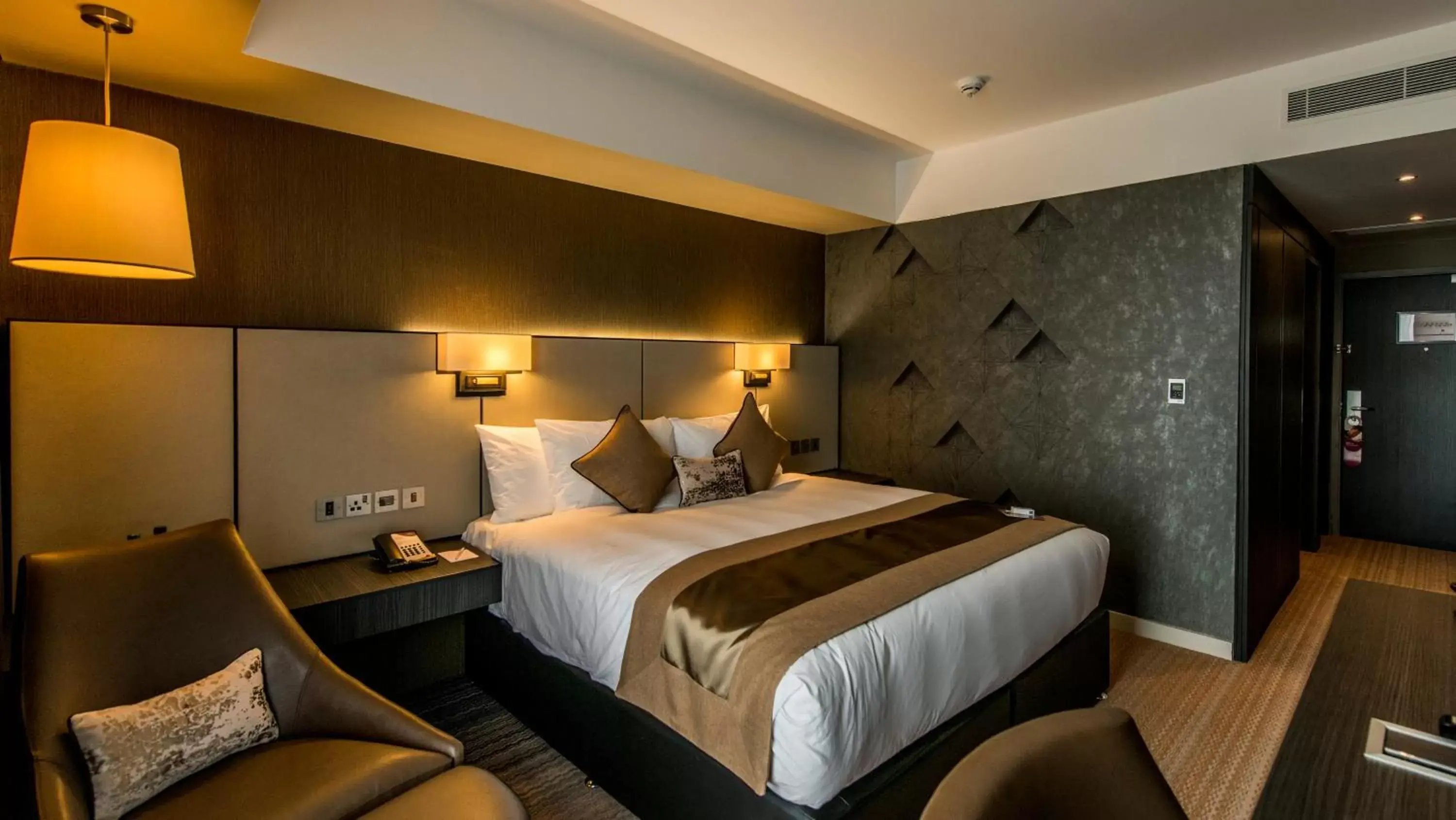 Bed in Crowne Plaza Aberdeen Airport, an IHG Hotel