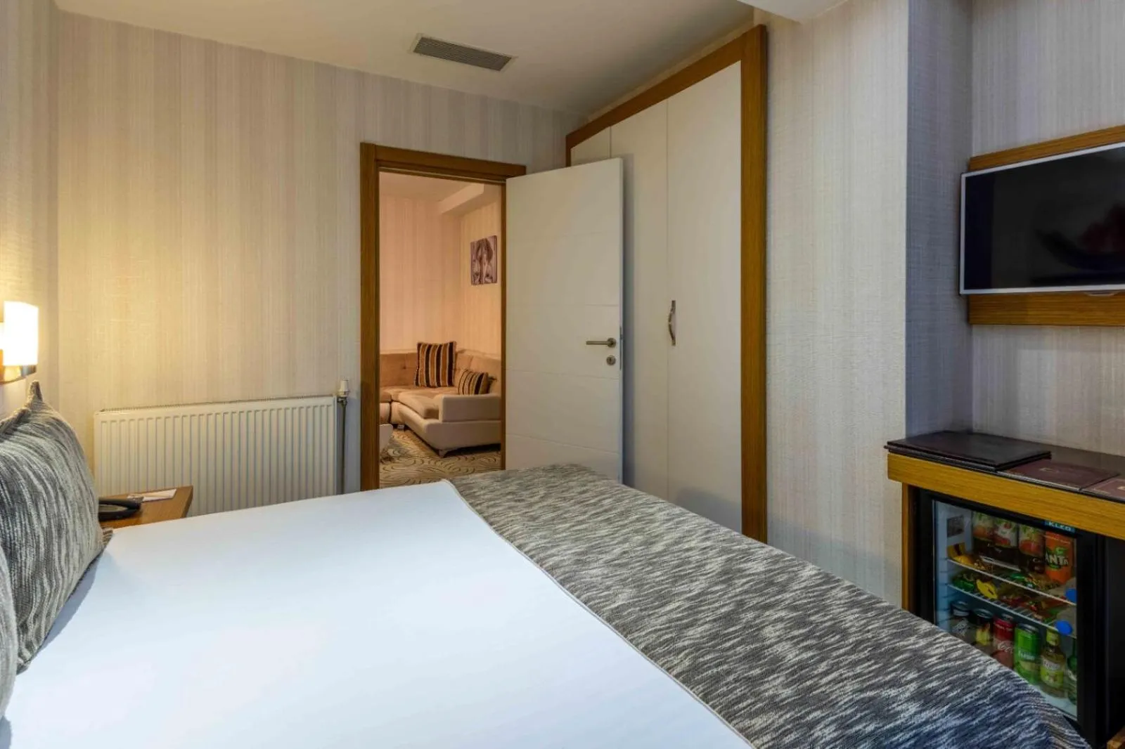 Communal lounge/ TV room, Bed in Dies Hotel