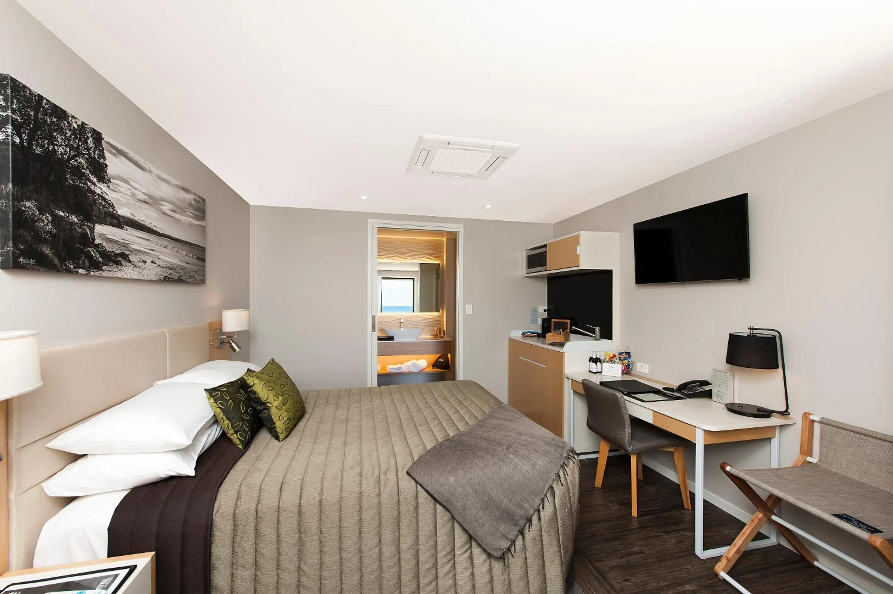 Bathroom, Bed in Allure On Ocean Motel - Mollymook Beach