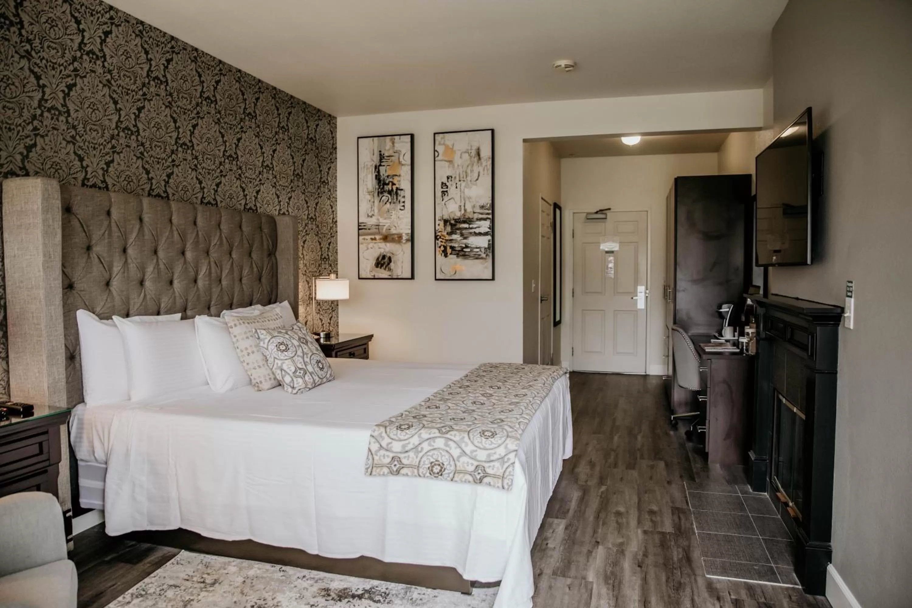 Photo of the whole room, Bed in Geyserville Inn