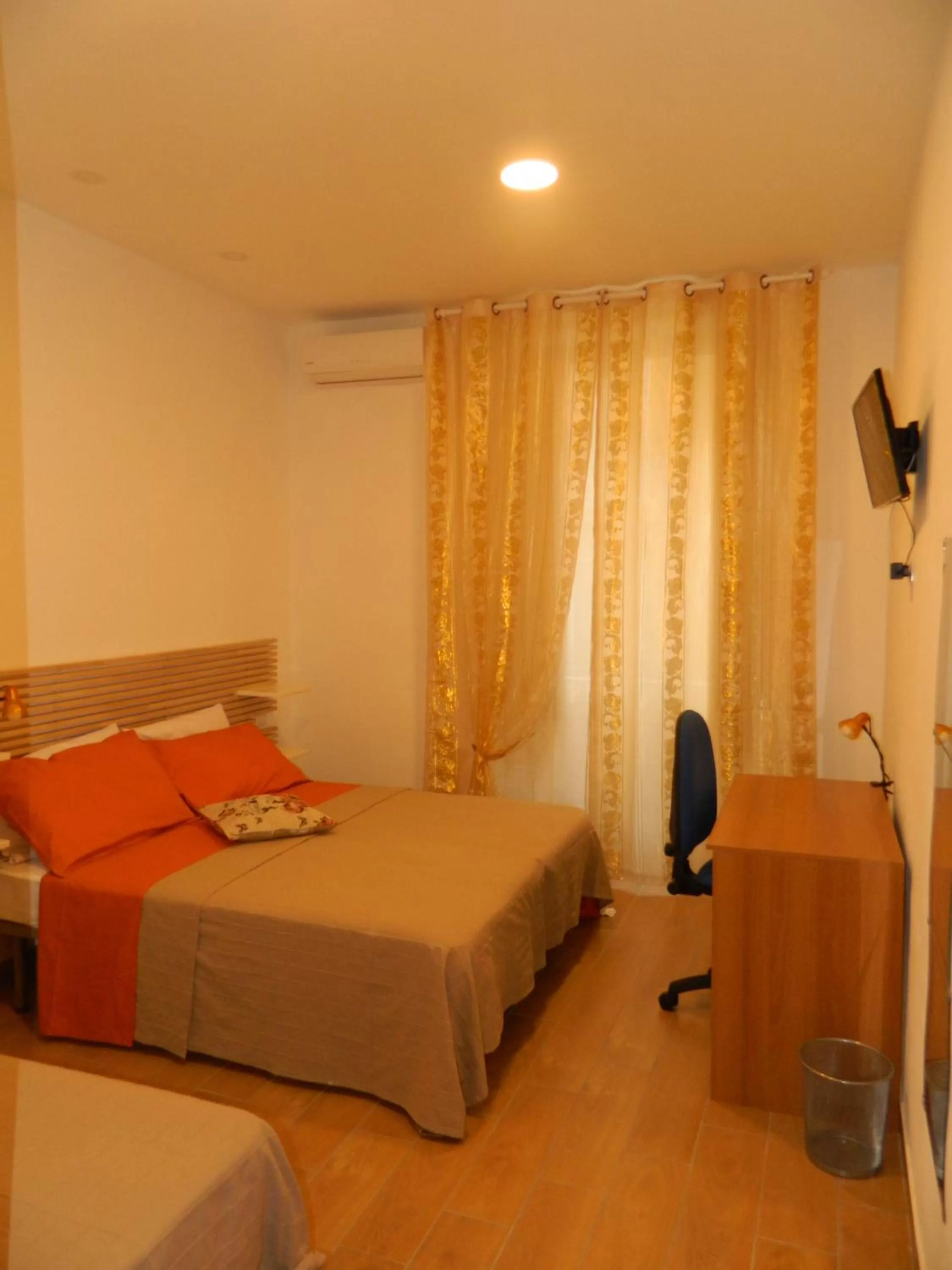 Photo of the whole room, Bed in Bed & Breakfast Travellers