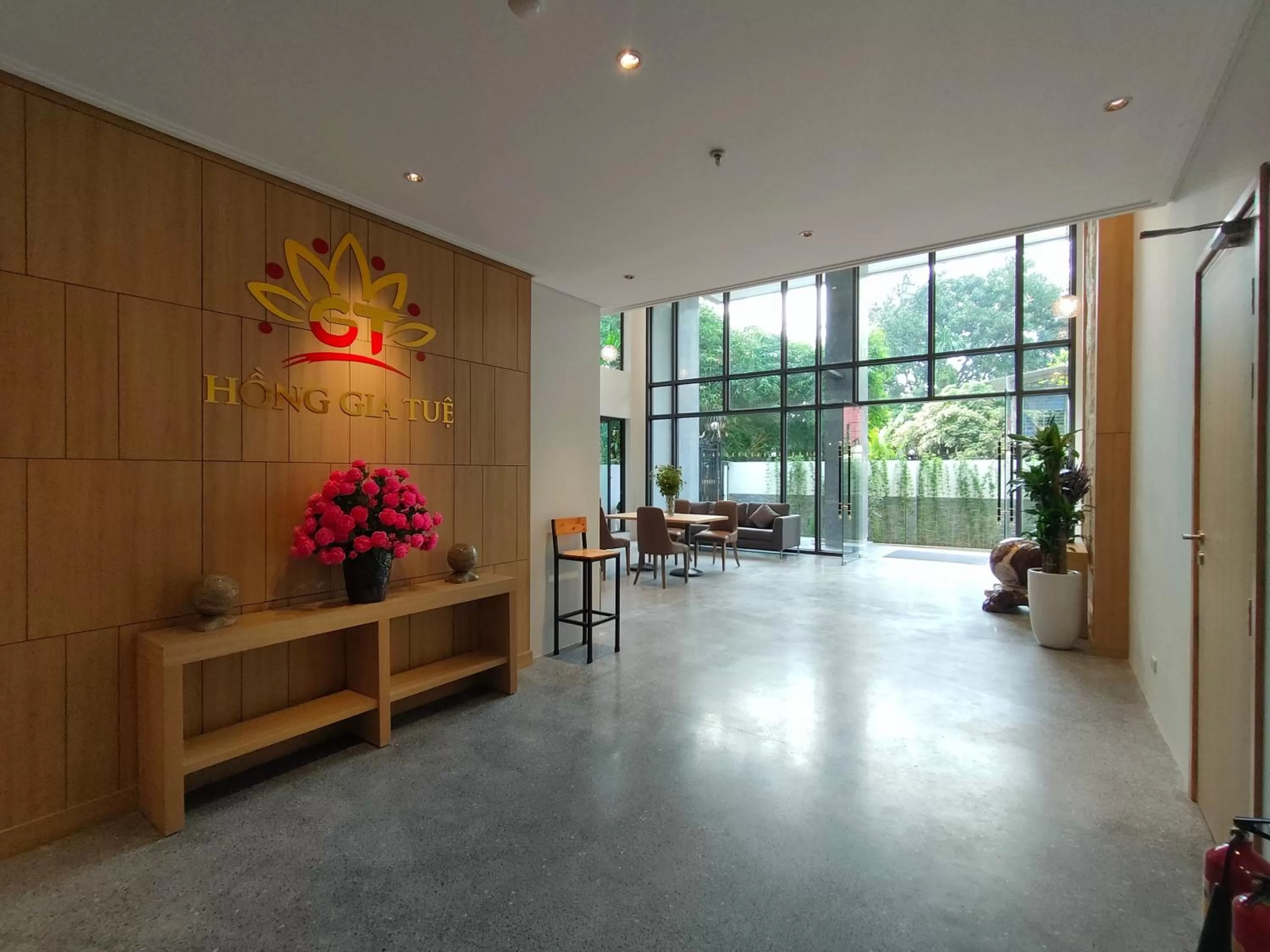 Hồng Gia Tuệ Lake View