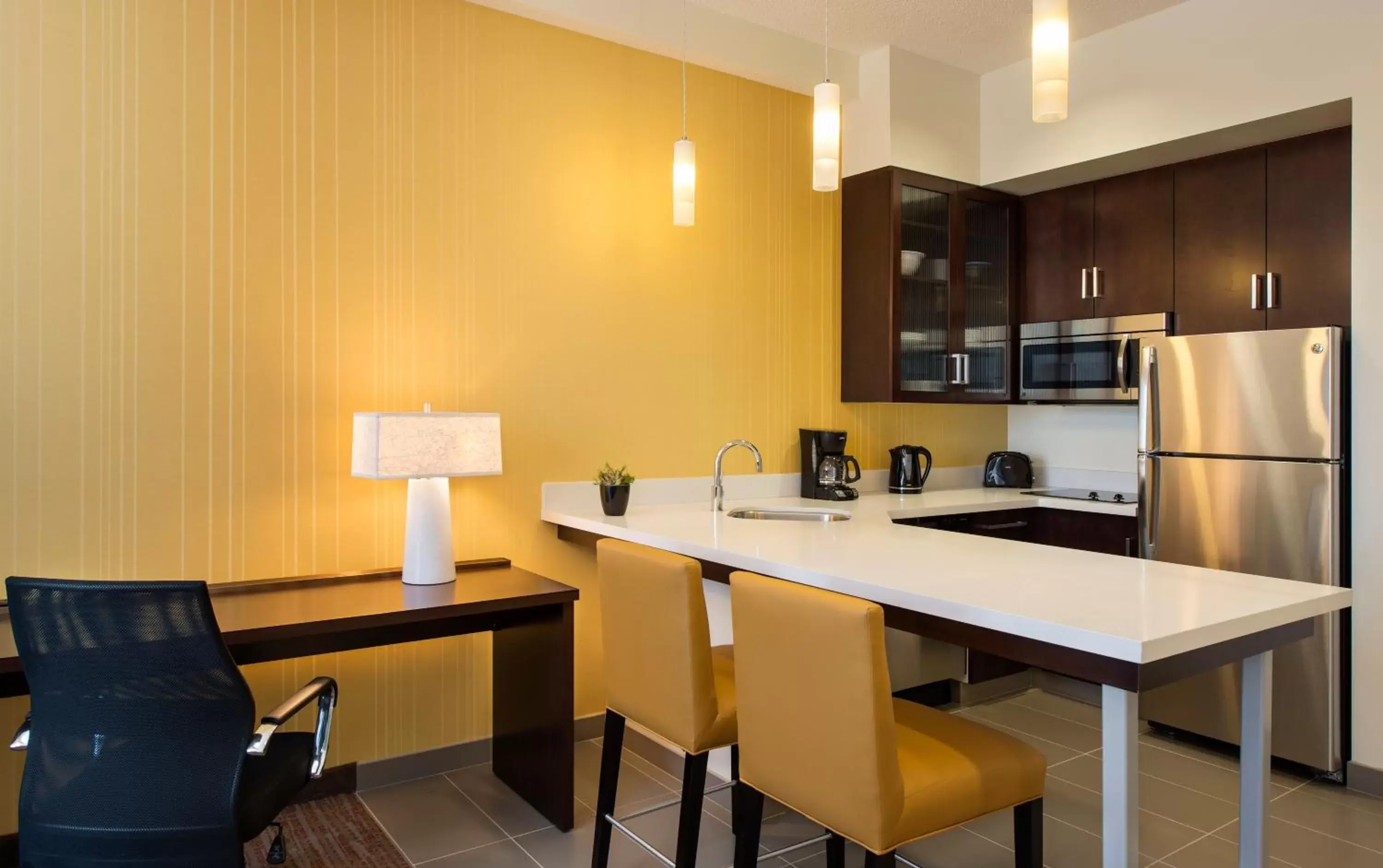 Living room, Kitchen/Kitchenette in Residence Inn by Marriott Calgary South