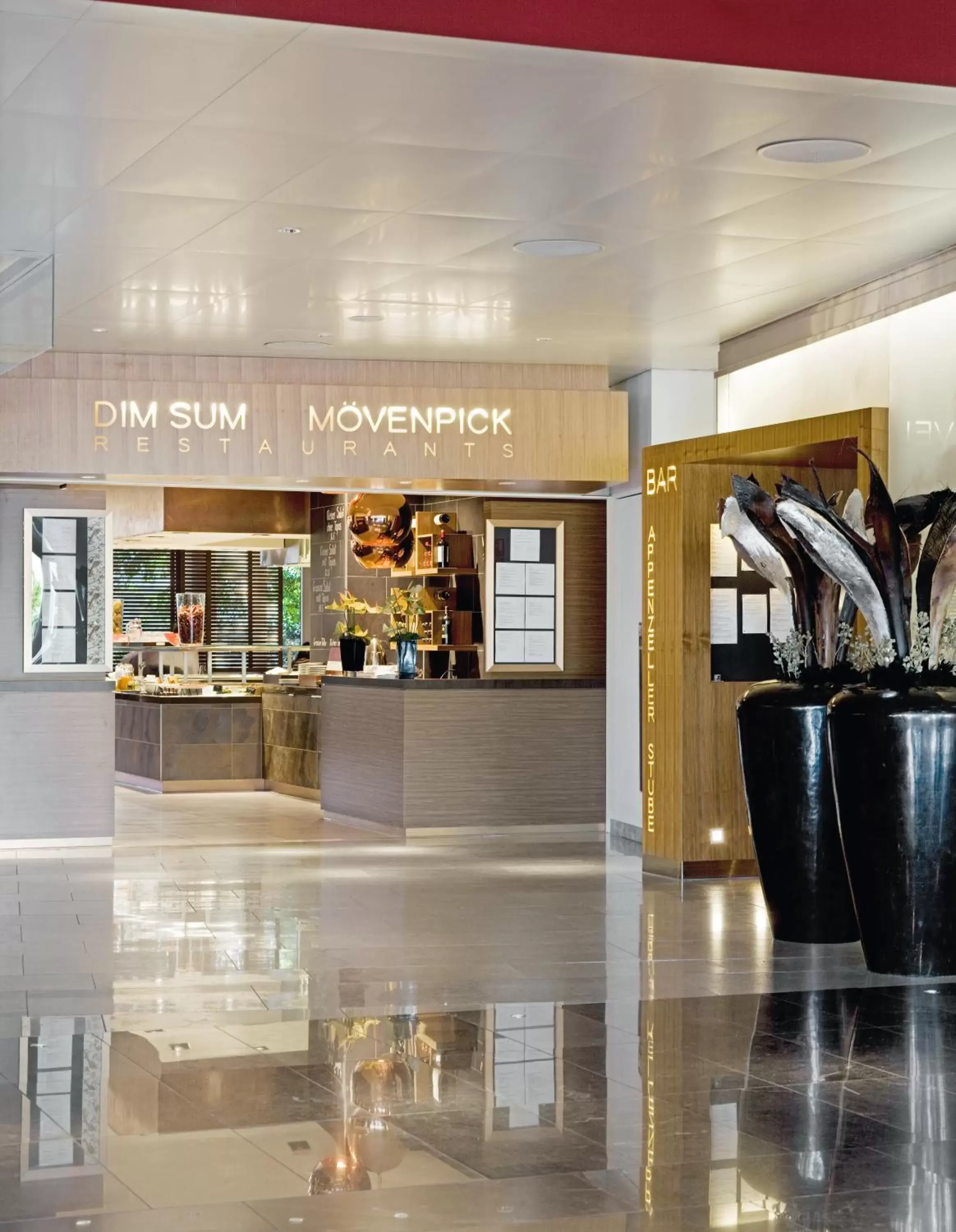 Lobby or reception in Mövenpick Hotel Zurich Airport