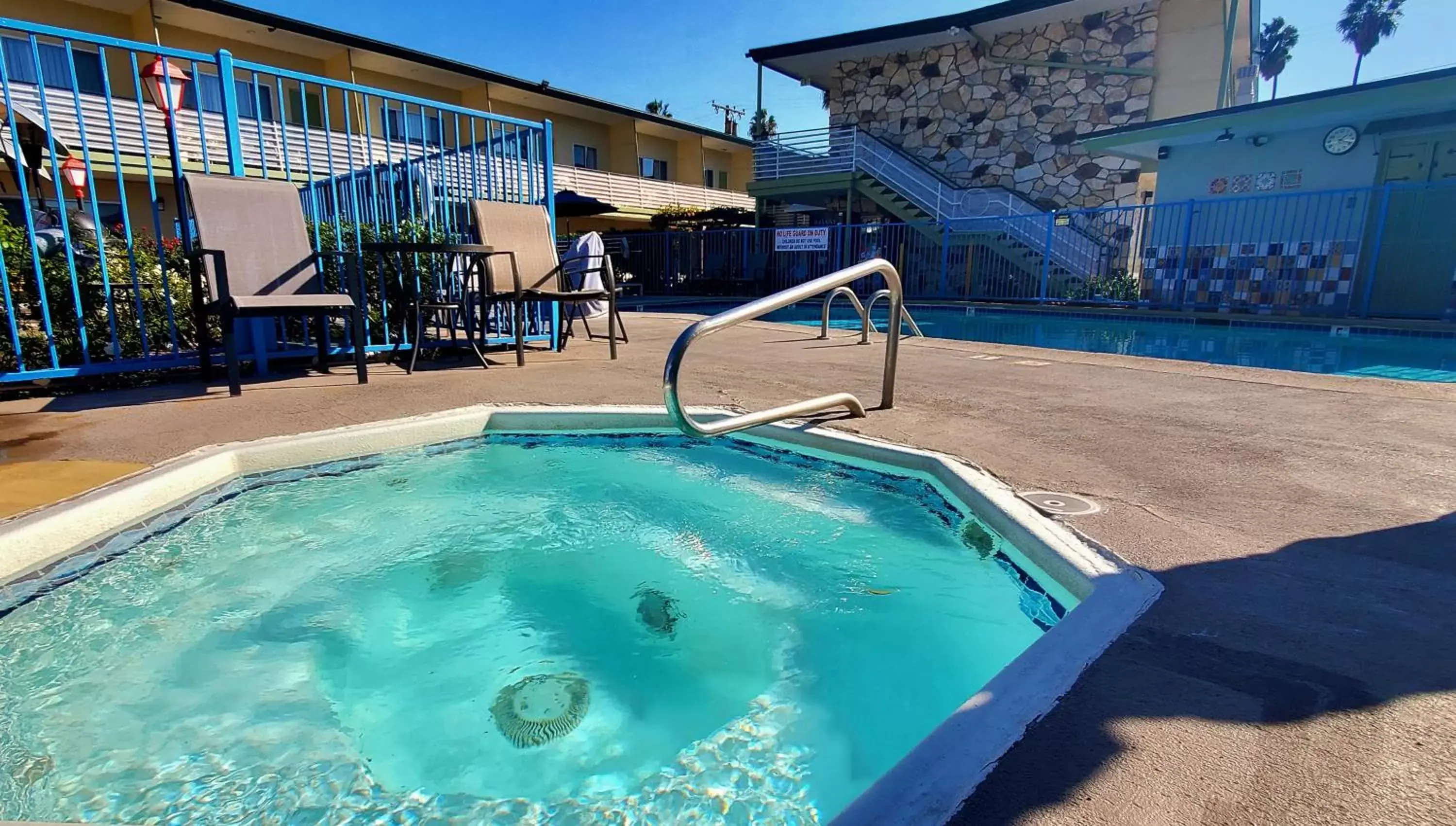 Hot Tub, Swimming Pool in Quality Inn & Suites Anaheim at the Park