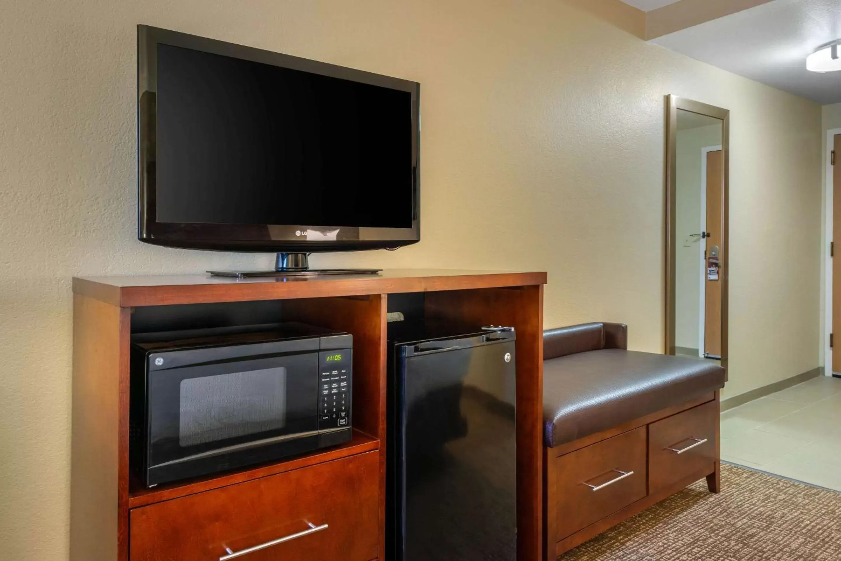 Photo of the whole room, TV/Entertainment Center in Comfort Inn Ocala Silver Springs