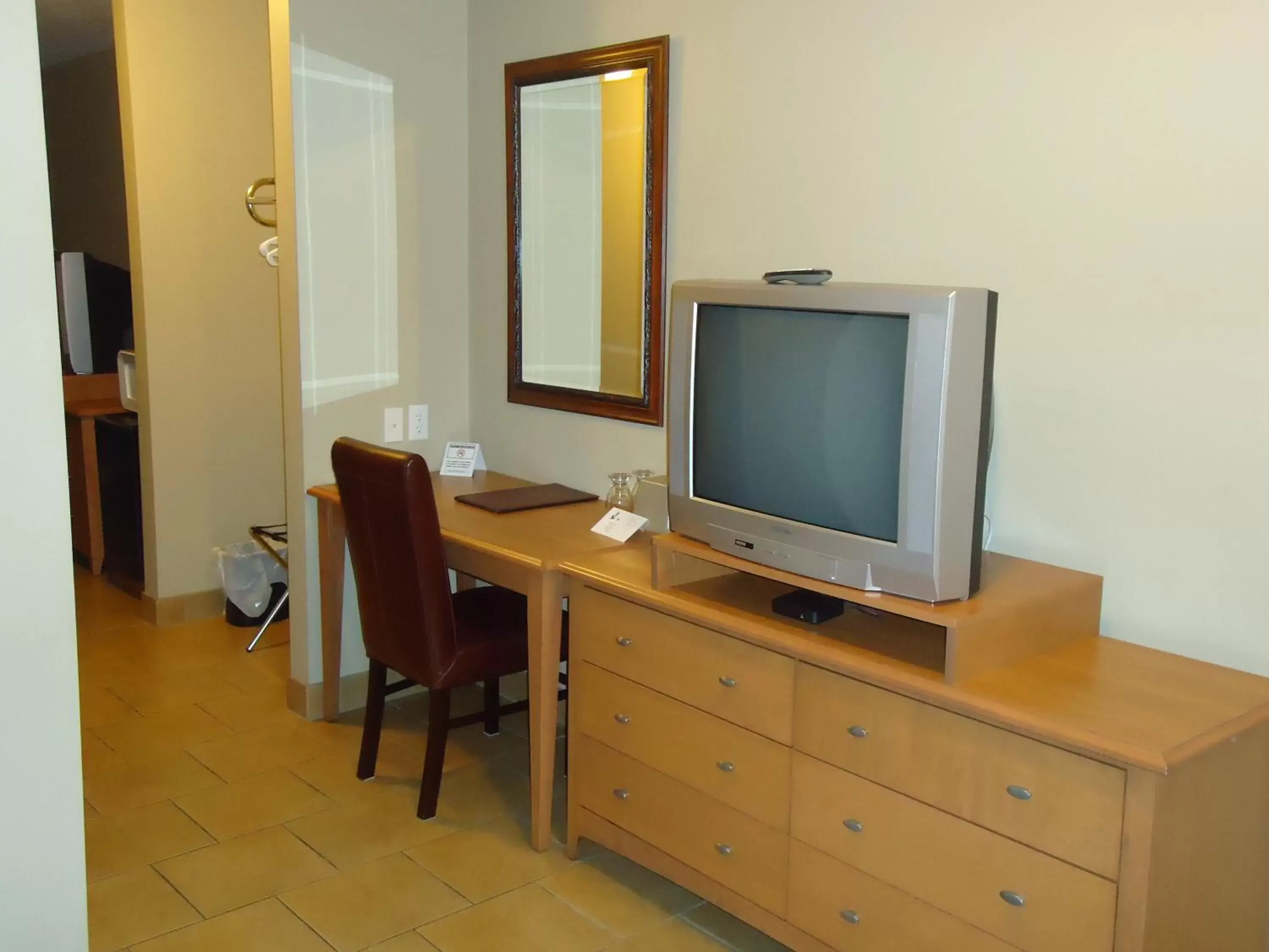 TV and multimedia, TV/Entertainment Center in Auberge Bouctouche Inn & Suites