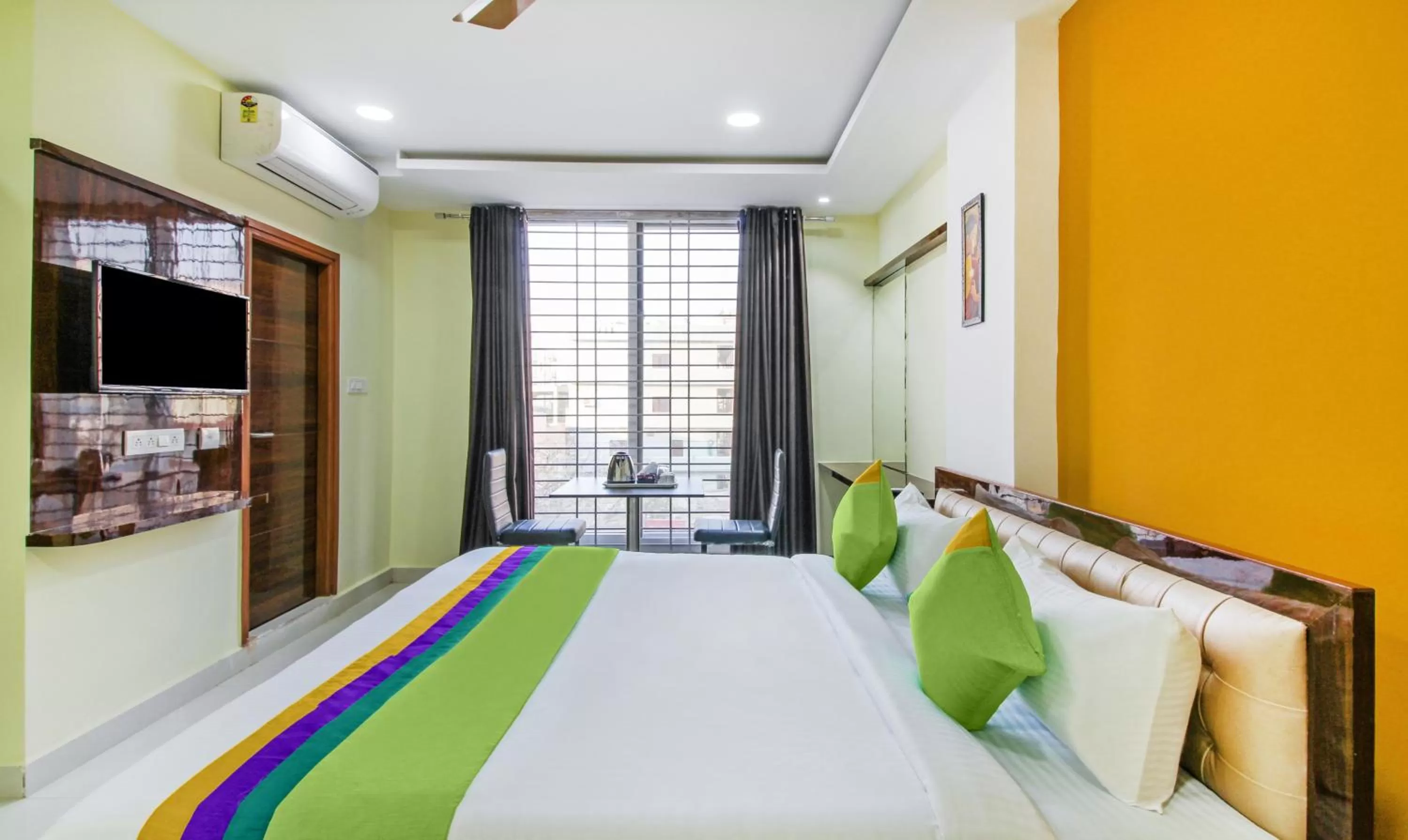 Bedroom, Bed in Itsy Hotels D'Comfort Inn