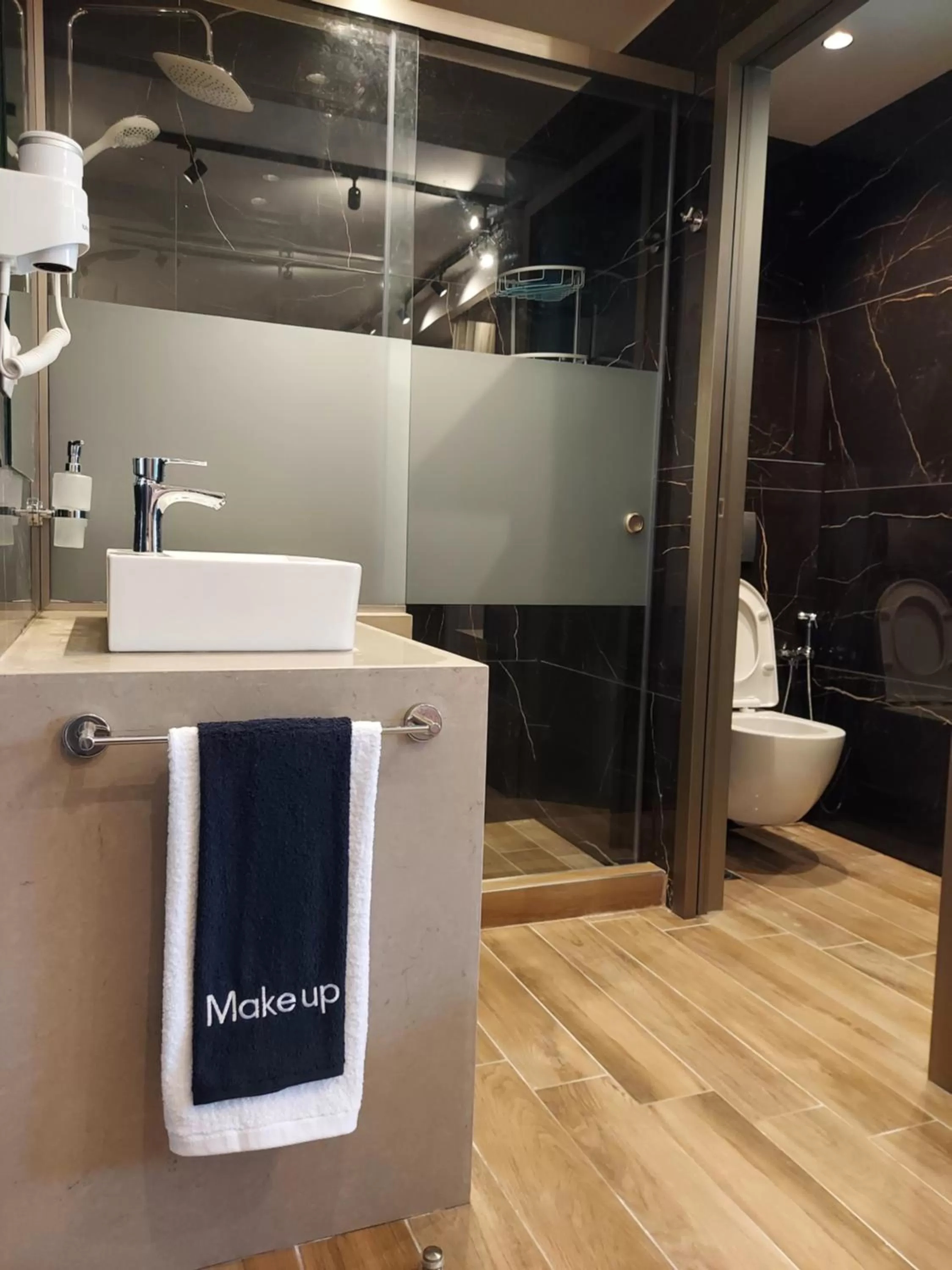 Shower in EUPHORIA ''Staying in Pleasure''