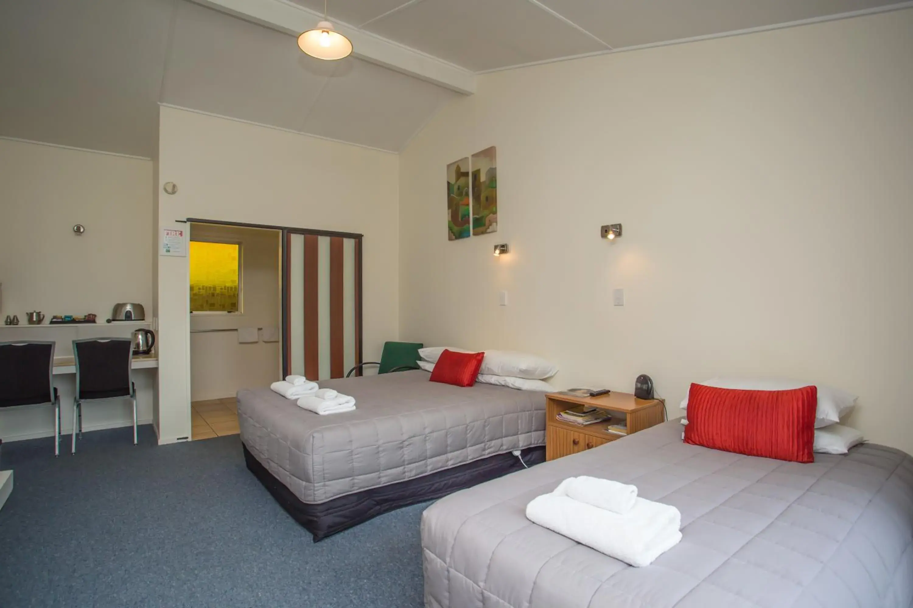 Living room, Bed in Homestead Lodge Motel