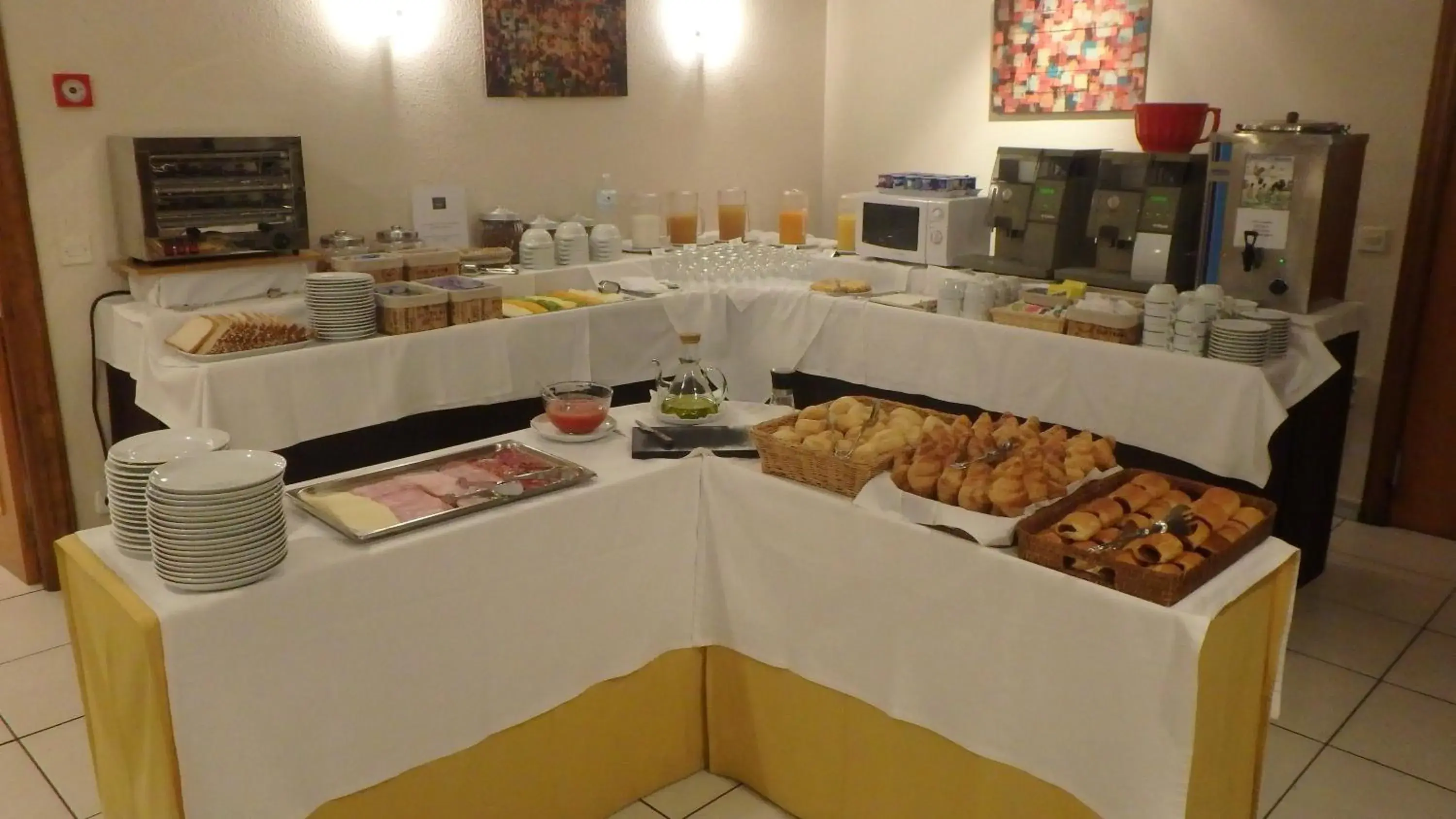 Buffet breakfast in Xalet Besolí