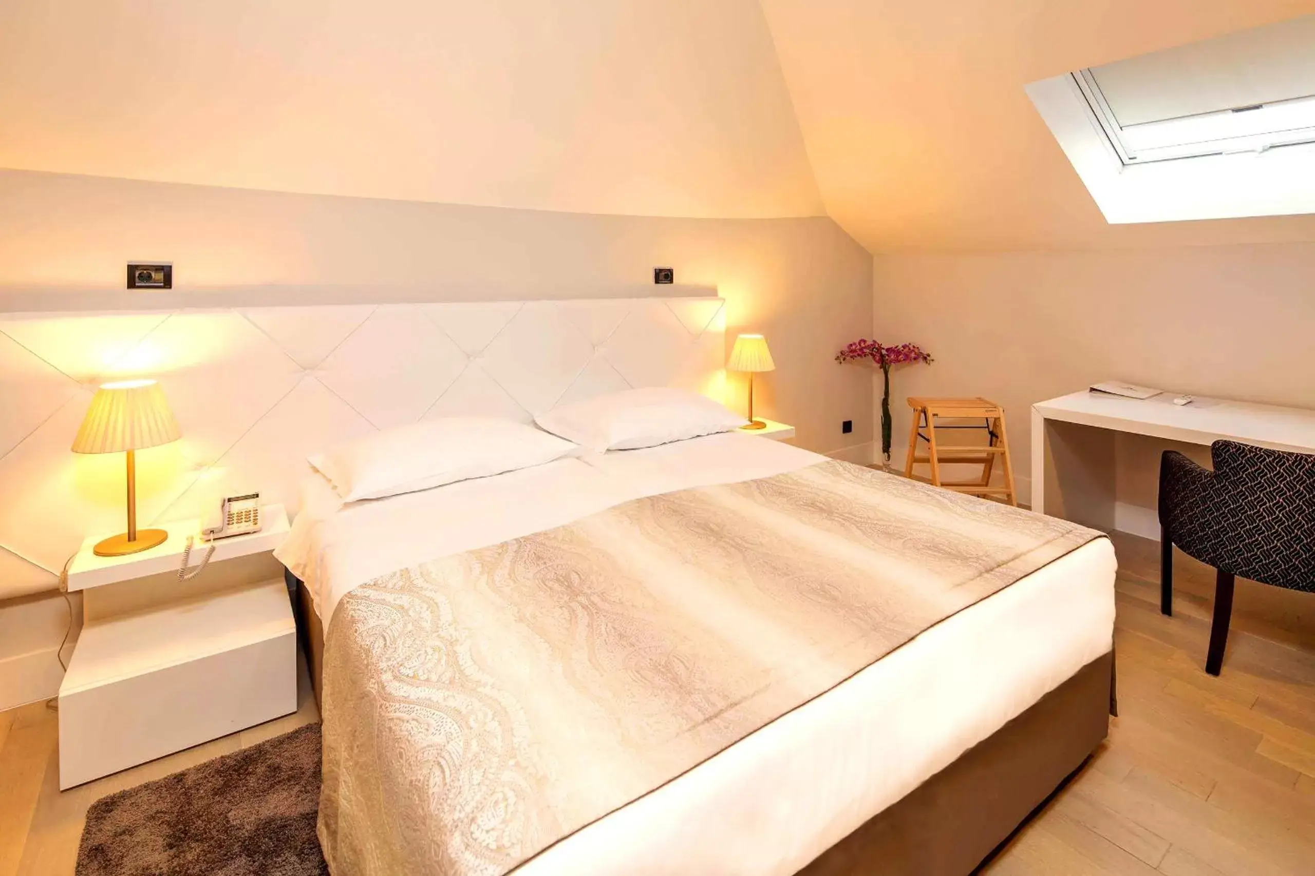 Bed in Cornaro Hotel