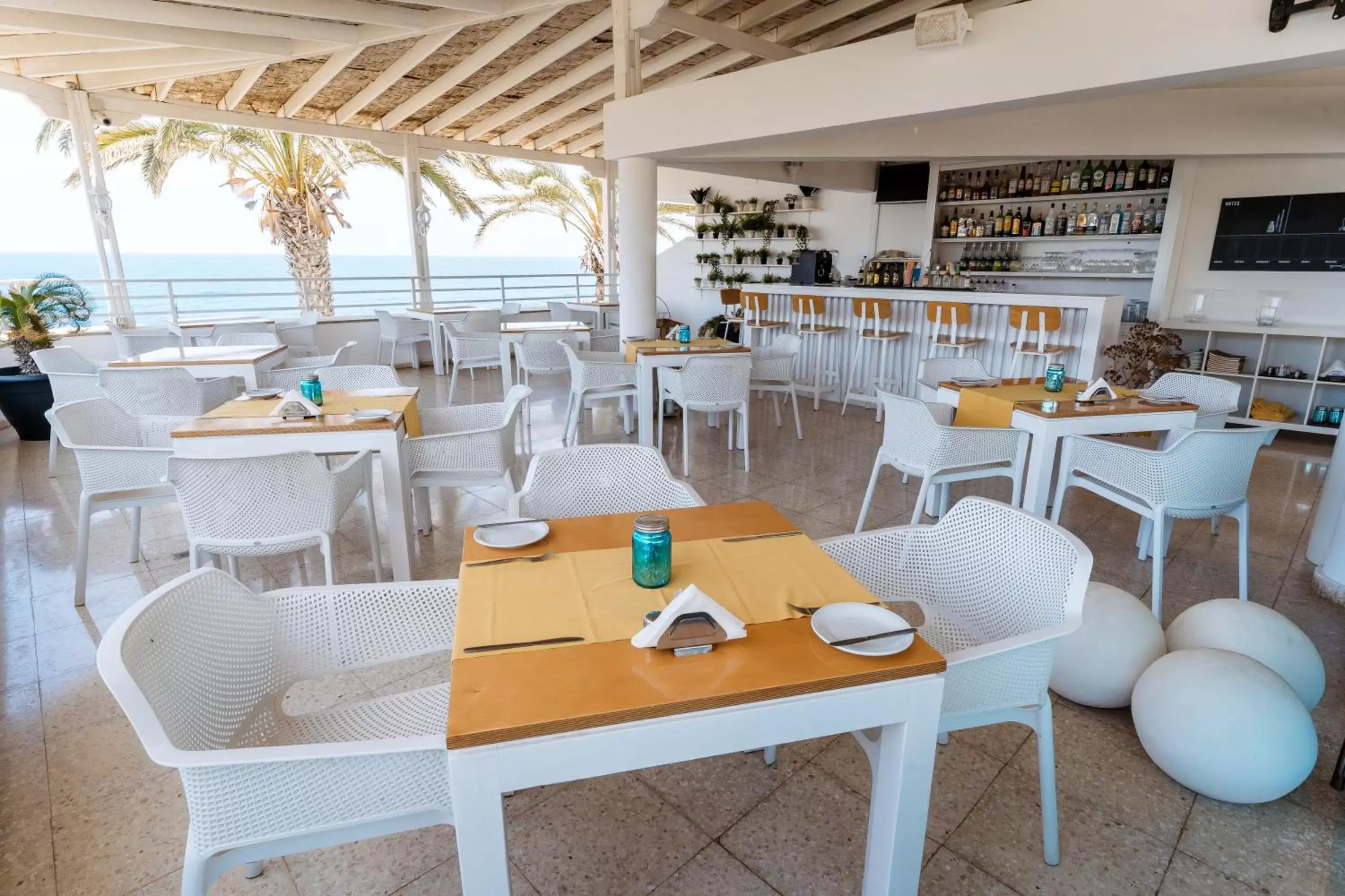 Restaurant/Places to Eat in Vrachia Beach Hotel & Suites - Adults Only